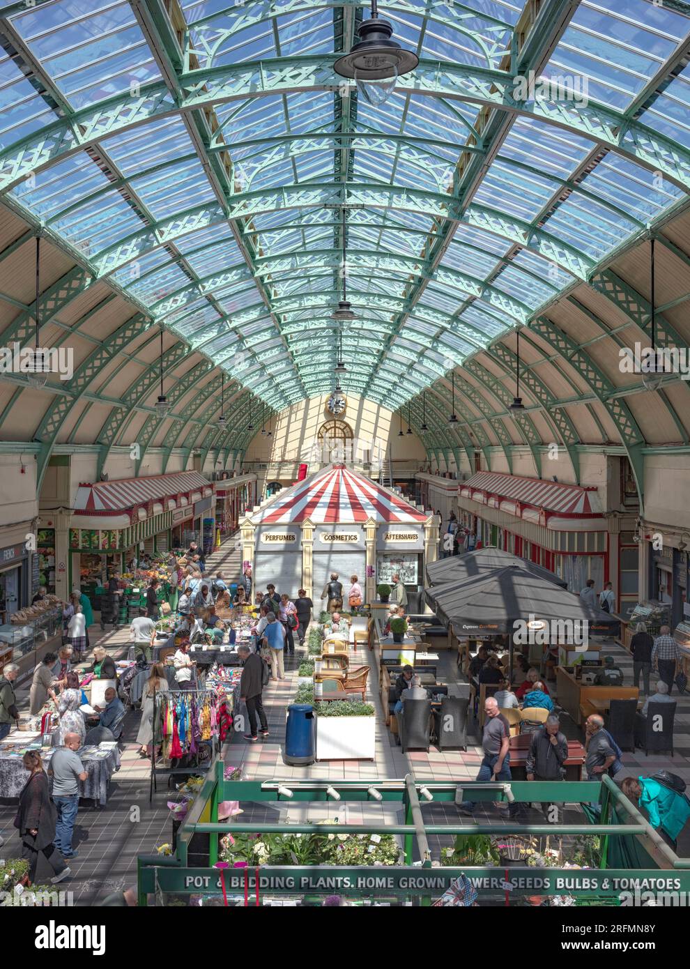 Vista interna diurna sul mercato di Grainger a Newcastle upon Tyne, Tyne and Wear, Inghilterra, Regno Unito Foto Stock