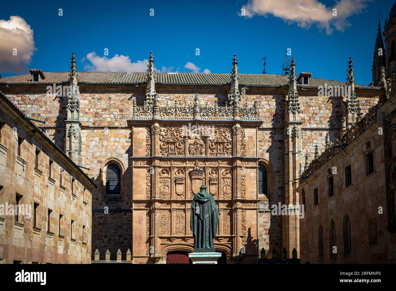 Vista impressionante dal Patio de las Escuelas della facciata dell'Università di Salamanca, Castilla y Len, con la scultura di Fray Luis de Leon Foto Stock