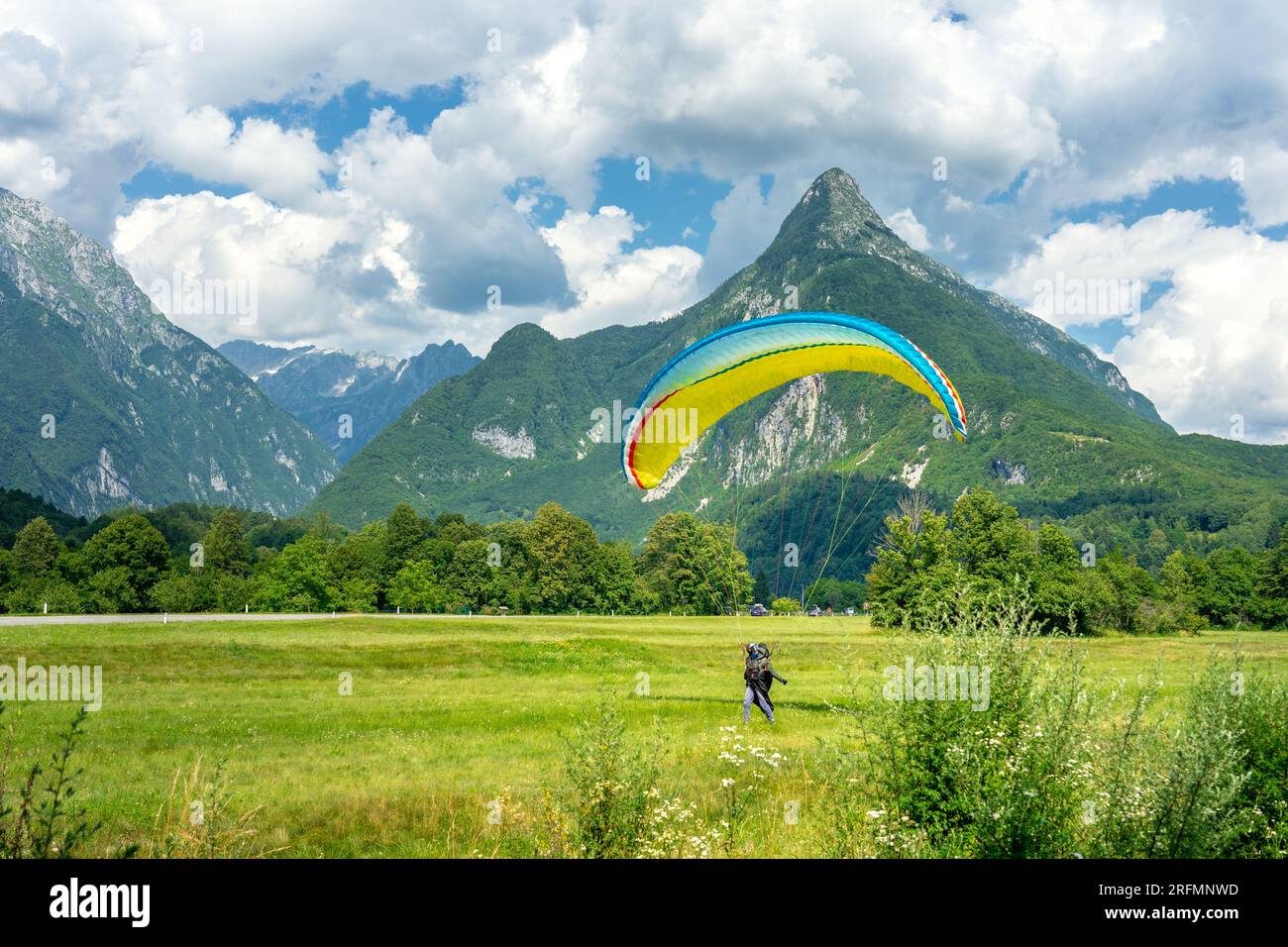 Parapendio parapendio avventura in parapendio a Bovec Slovenia tra le montagne . Foto Stock