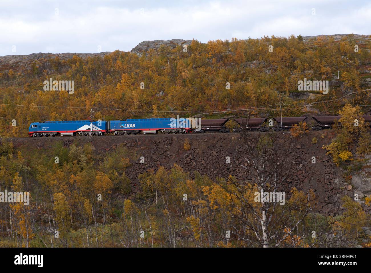 ORE LINE, NORVEGIA IL 14 SETTEMBRE 2017. Vista di un treno Iron ore che si sposta lungo la montagna verso Narvik. Uso editoriale. Foto Stock