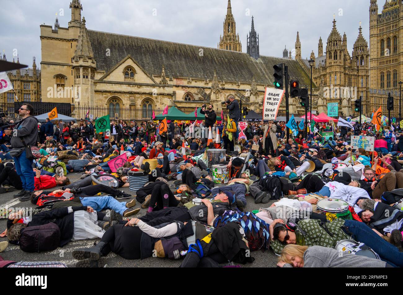 LONDRA - 22 aprile 2023: Scopri la protesta emotiva di XR, gli attivisti che giacciono davanti al Parlamento, che riecheggiano l'urgenza climatica. Foto Stock