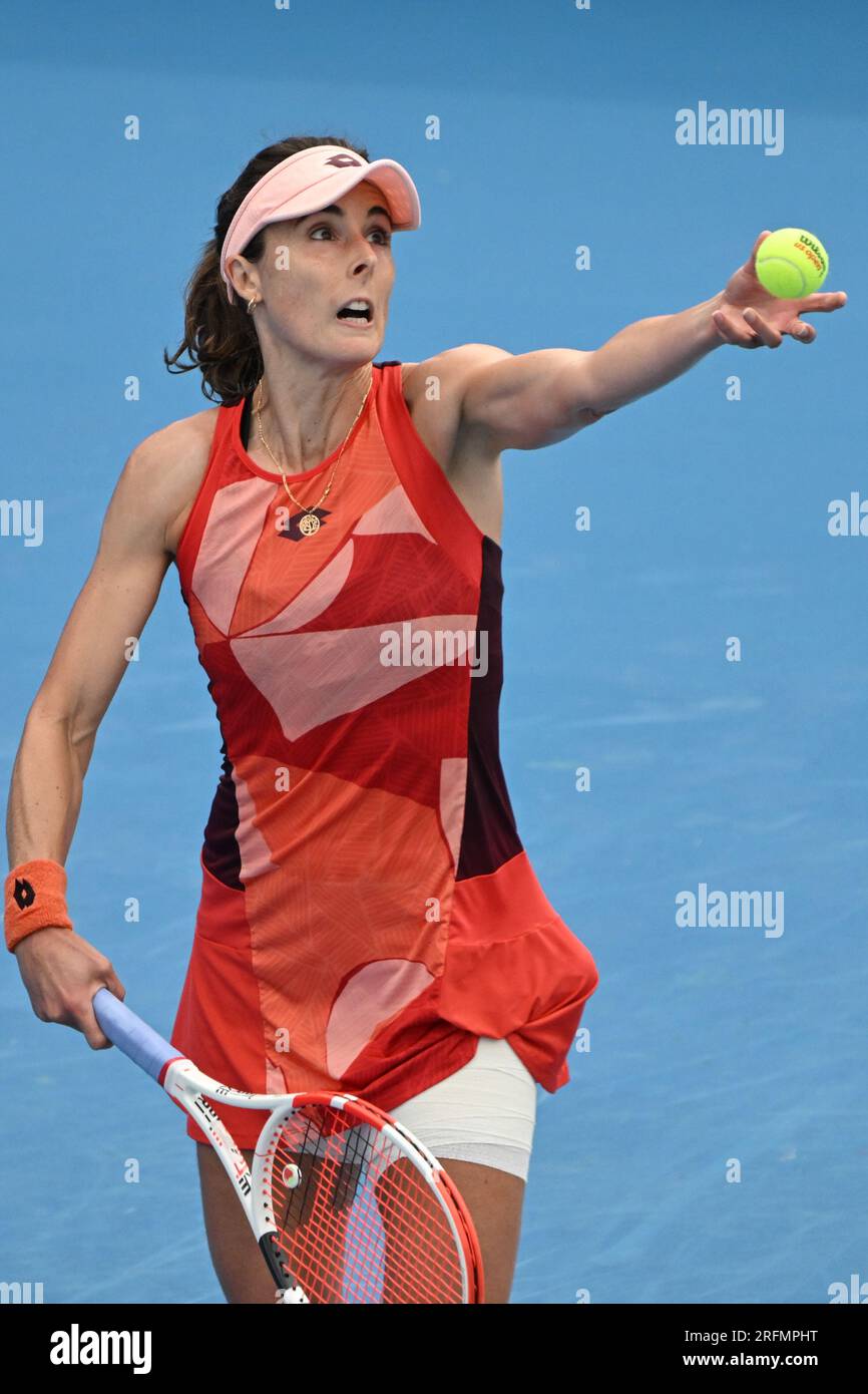 Praga, Repubblica Ceca. 4 agosto 2023. La francese Alize Cornet serve la tedesca Tamara Korpatsch durante la partita al torneo di tennis WTA Prague Open 2023, nei quarti di finale, il 4 agosto 2023, a Praga, Repubblica Ceca. Crediti: Michal Kamaryt/CTK Photo/Alamy Live News Foto Stock