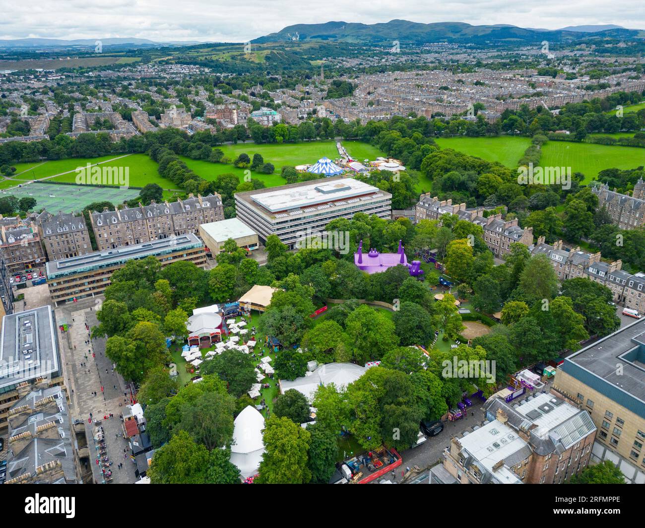 Edimburgo, Scozia, Regno Unito. 4 agosto 2023. Vedute aeree dei George Square Gardens, che sono un luogo importante per il Fringe. I giardini ospitano i locali Spiegeltent e Underbelly dell'assemby. Dietro c'è il Circus Hub di Underbelly sui prati. Iain Masterton/Alamy Live News Foto Stock