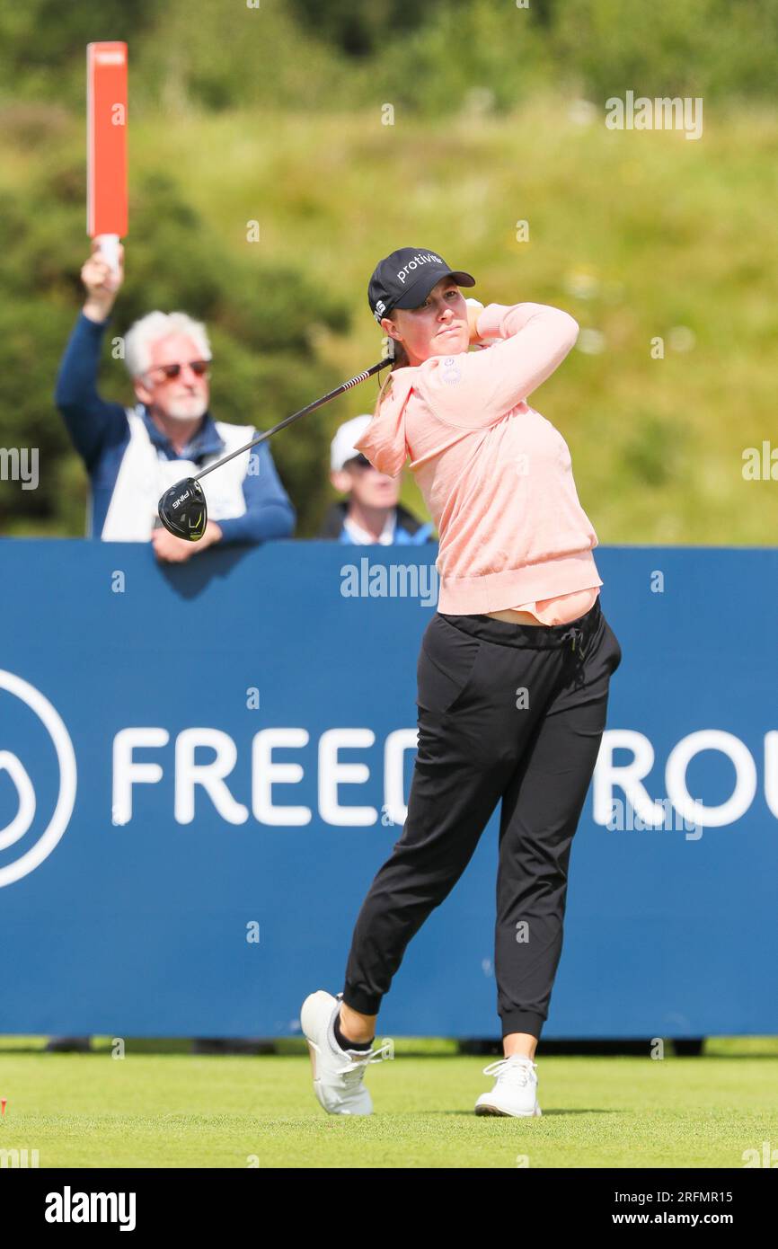 Irvine, Regno Unito. 4 agosto 2023. Il secondo giorno del Trust Golf Women's Scottish Open Golf Tournament presso il Dundonald Links Golf Course, vicino Irvine, Ayrshire, Scozia, Regno Unito, ha visto i 145 concorrenti giocare in condizioni di sole con una brezza moderata. Jennifer Kupcho che si allontana al terzo. Crediti: Findlay/Alamy Live News Foto Stock