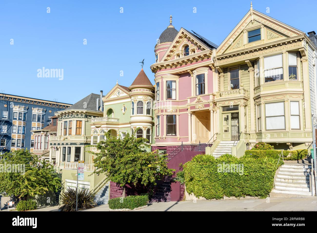 Fila di vecchie case colorate a San Francisco in una chiara giornata autunnale Foto Stock