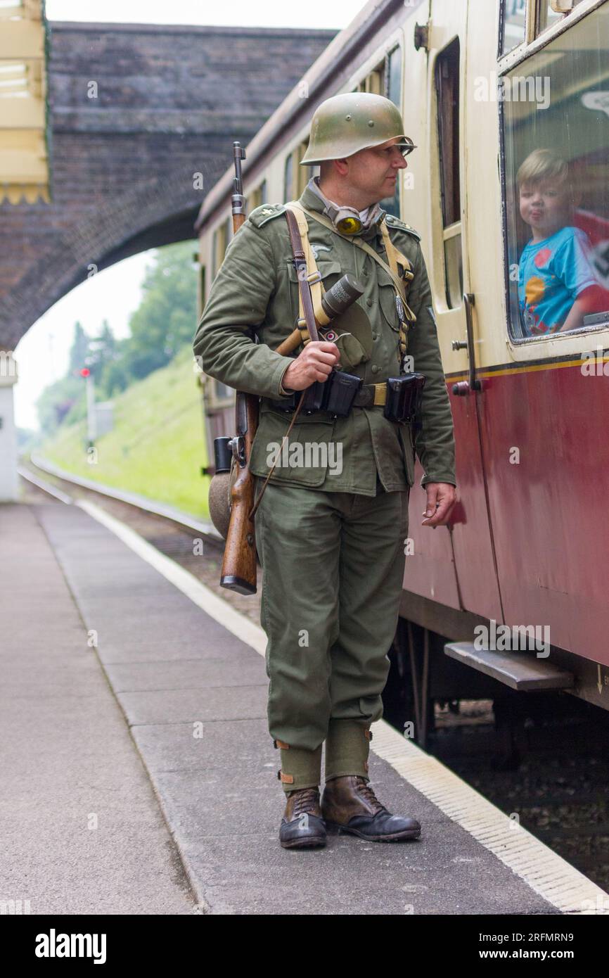 Reenactor al fine settimana degli anni '1940 sulla Great Central Railway Foto Stock