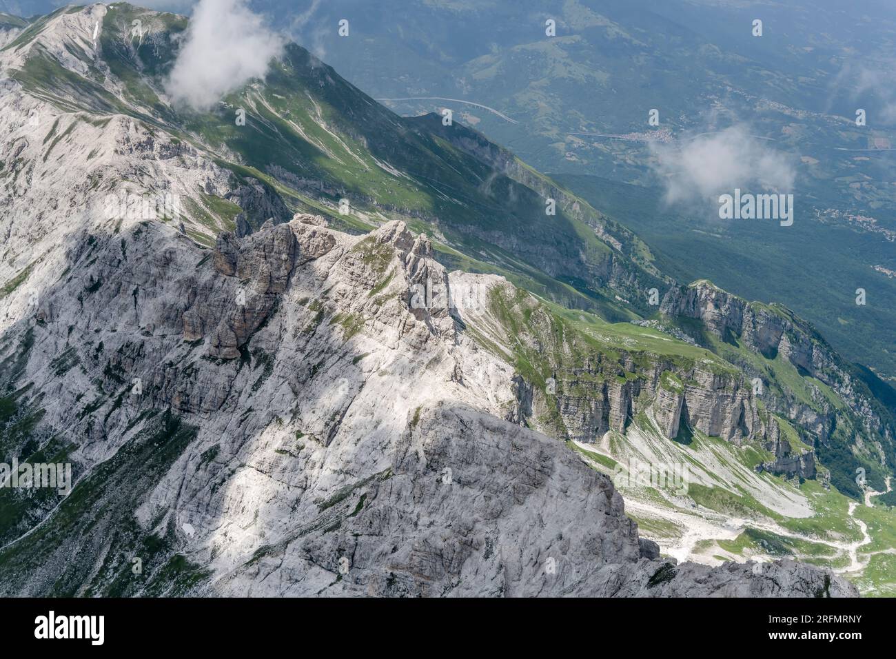 Paesaggio aereo, da un aliante, con scogliere rocciose e ripide della catena montuosa di Laga, scattate da sud-ovest in una luminosa luce estiva nei pressi di Calascio, Apen Foto Stock