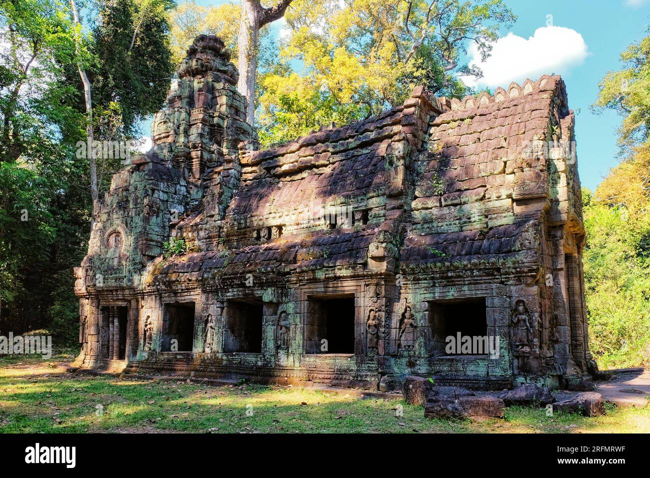 Antica dimora: Un vecchio edificio Khmer abbandonato nascosto all'interno della foresta cambogiana, un monumento eccezionale di architettura medievale asiatica, un tempo Foto Stock