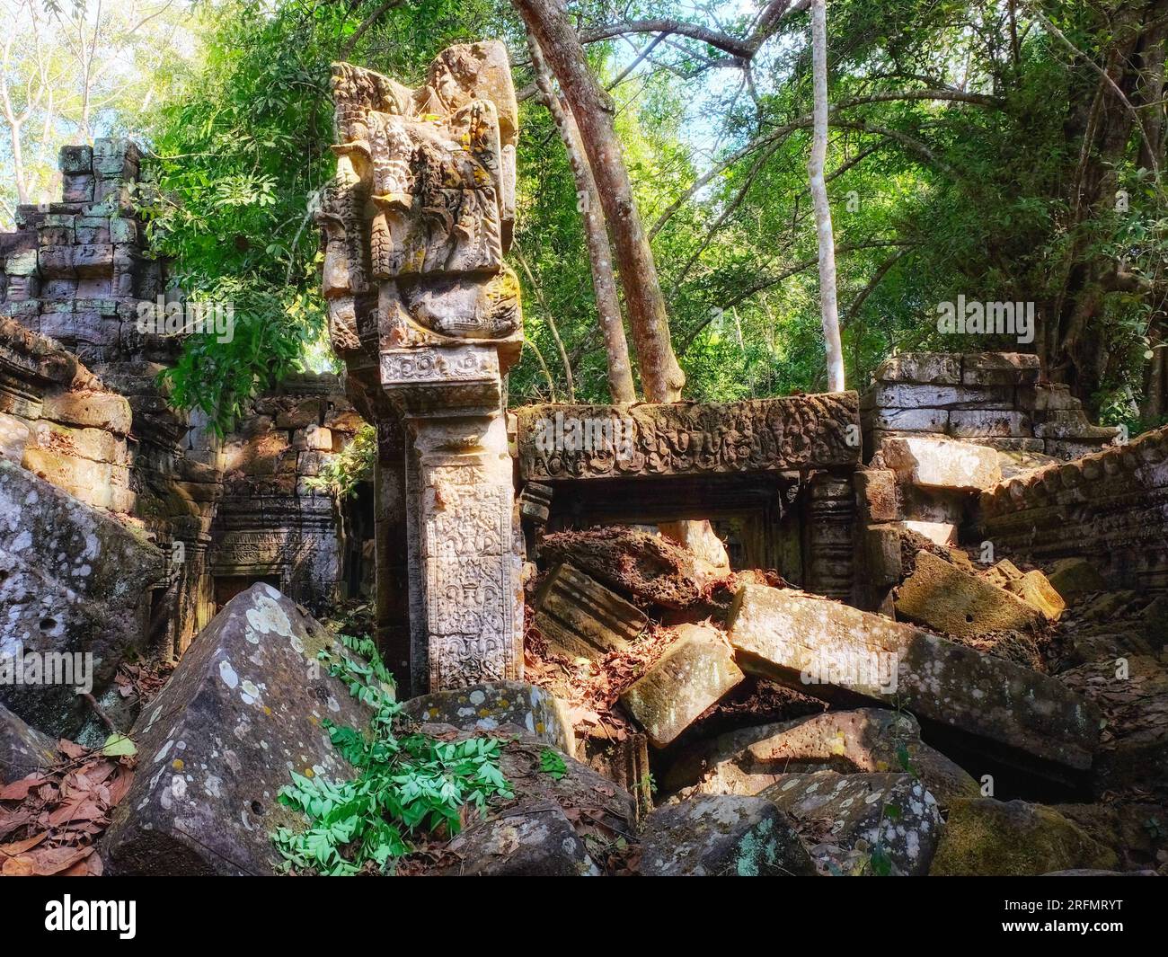 Svelare il passato: Antiche rovine della civiltà Khmer annidate nella foresta cambogiana, che creano un paesaggio affascinante. Foto Stock