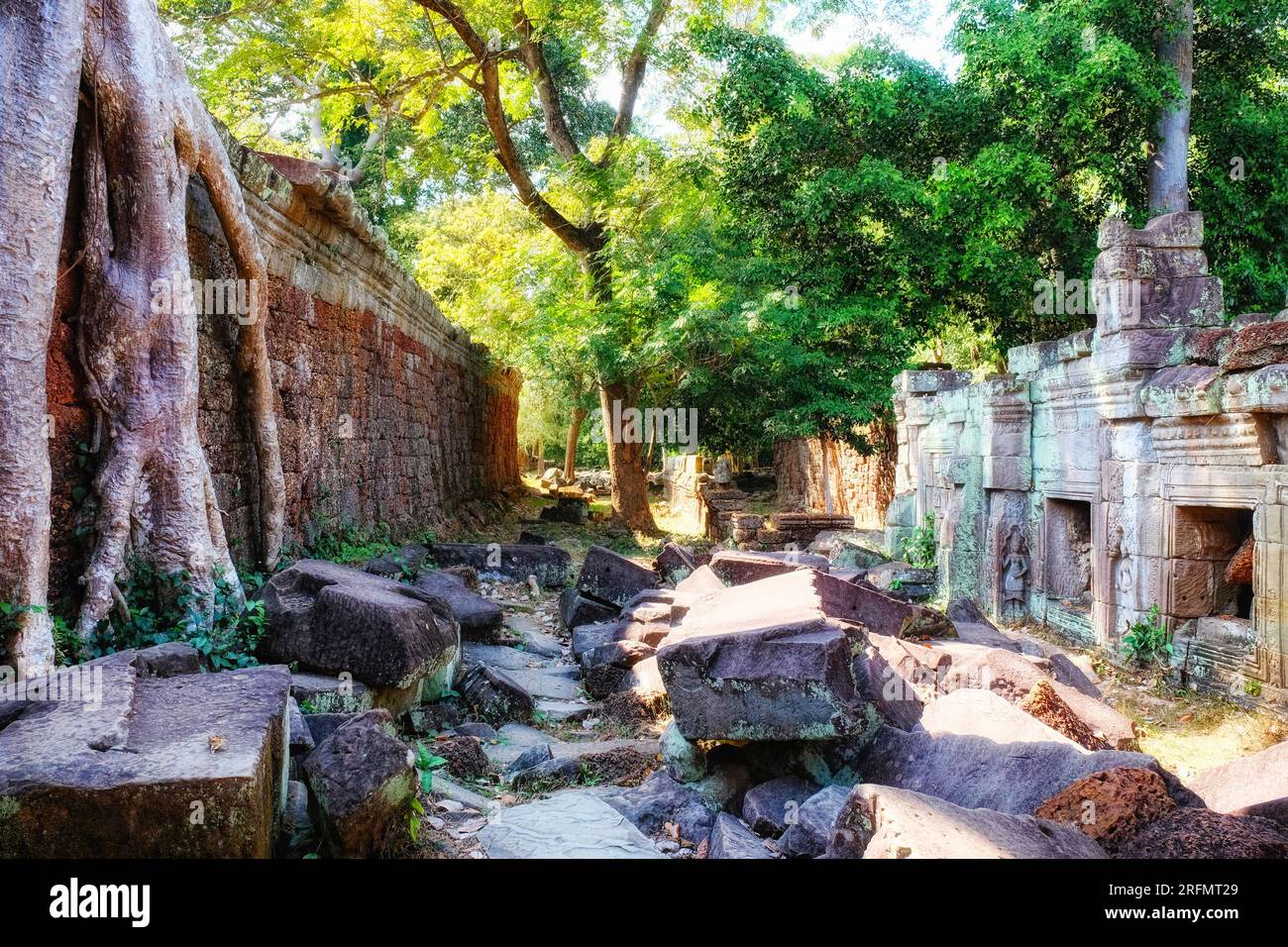 Svelare il passato: Rovine di antiche strutture nelle foreste cambogiane, la città perduta di Angkor. Foto Stock