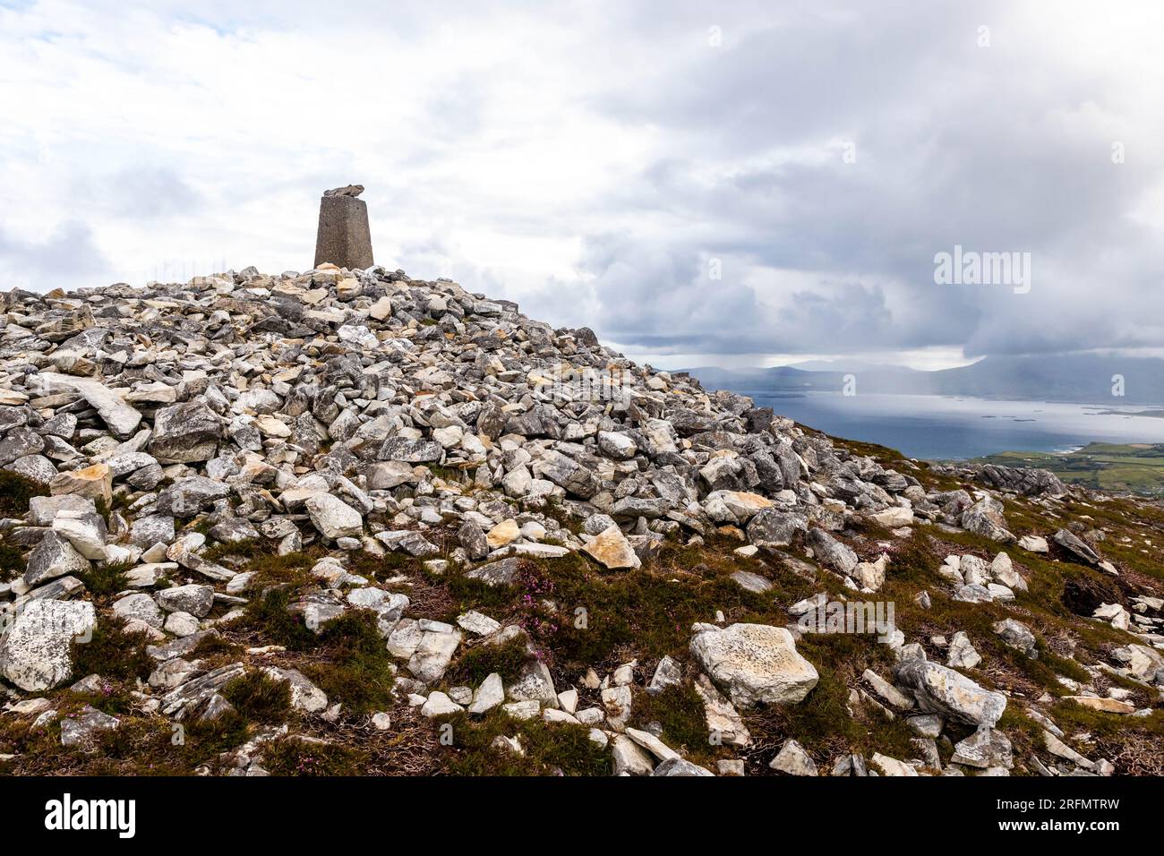 Vista panoramica del paesaggio irlandese delle montagne Tully e della natura in estate Foto Stock
