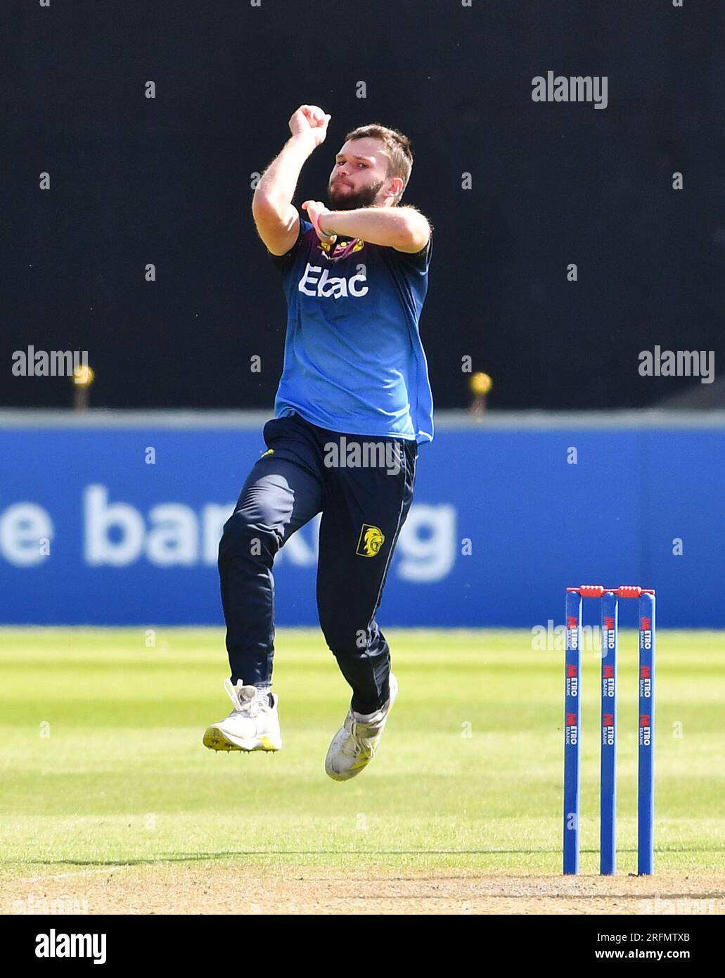 Hove UK 4 agosto 2023 - Jonny Bushnell bowling per Durham contro i Sussex Sharks durante la partita di cricket Metro Bank One Day Cup al 1st Central County Ground di Hove : Credit Simon Dack /TPI/ Alamy Live News Foto Stock