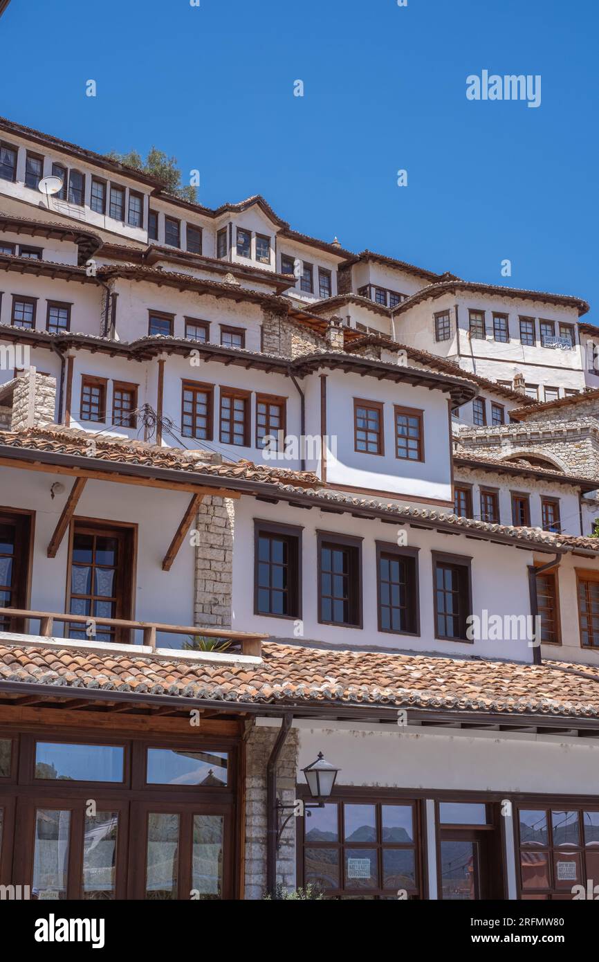 Case orientali storiche nella città vecchia di Berat in Albania Foto Stock
