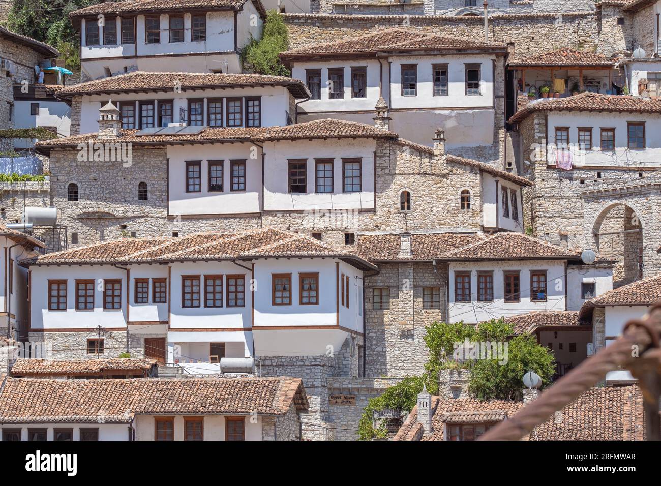 Case orientali storiche nella città vecchia di Berat in Albania Foto Stock