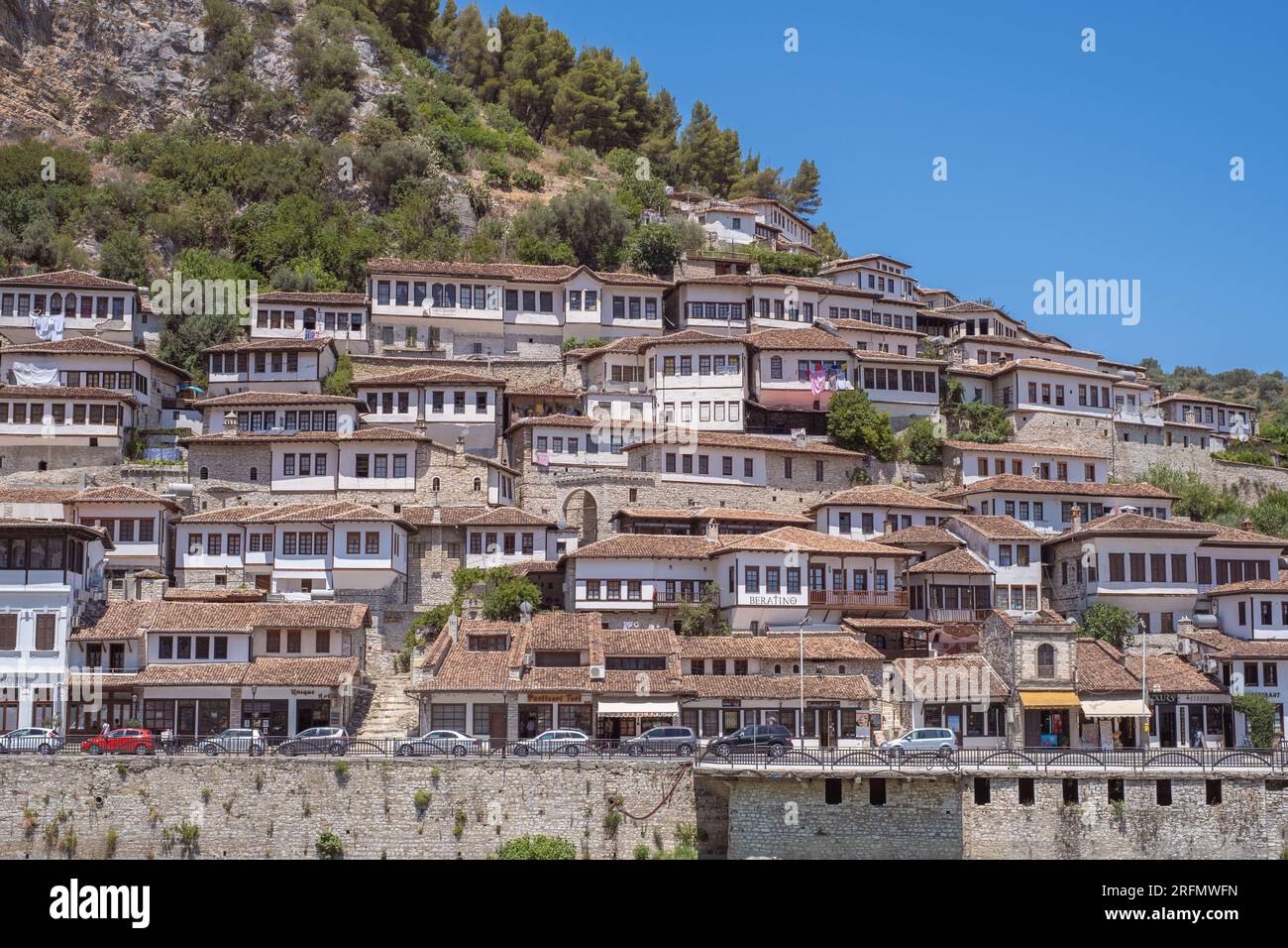 Berat, Albania. Luglio 2022: Case storiche orientali nella città vecchia di Berat in Albania Foto Stock