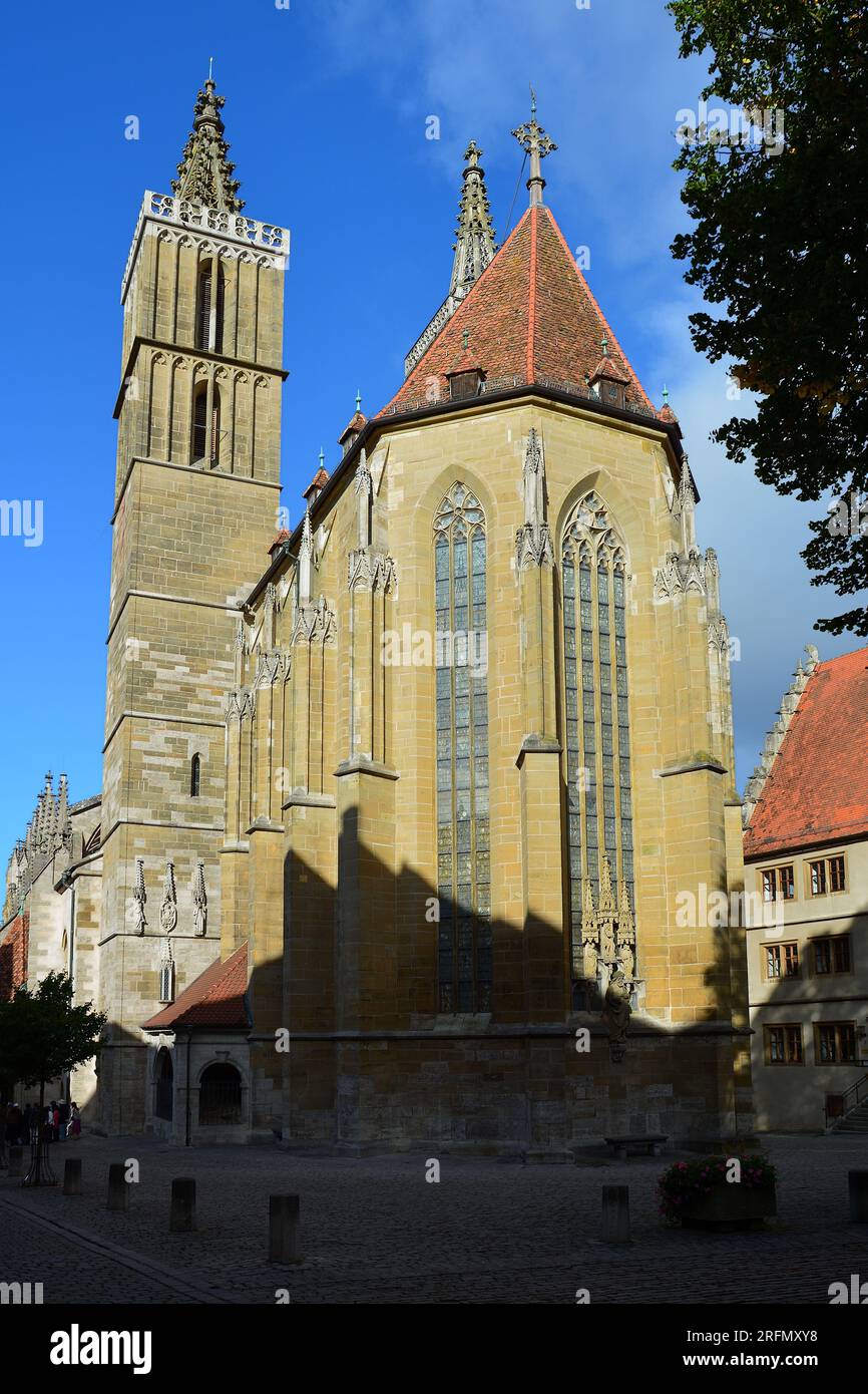 St. Jakobskirche / Chiesa di St. Jacob costruita tra il 1311 e il 1484 nella città medievale di Rothenburg ob der Tauber, Franconia, Baviera, Germania Foto Stock