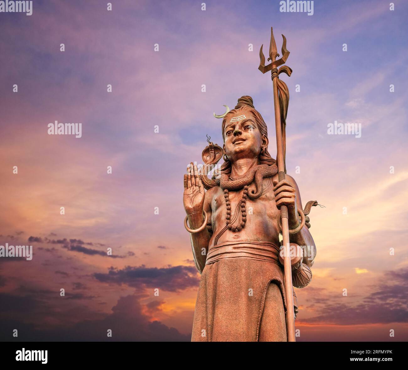 L'enorme statua Shiva Mangal Mahadev è un pezzo d'arte di 33 m nel tempio di Ganga talao sul cielo blu sera tramonto, isola Mauritius. Foto Stock