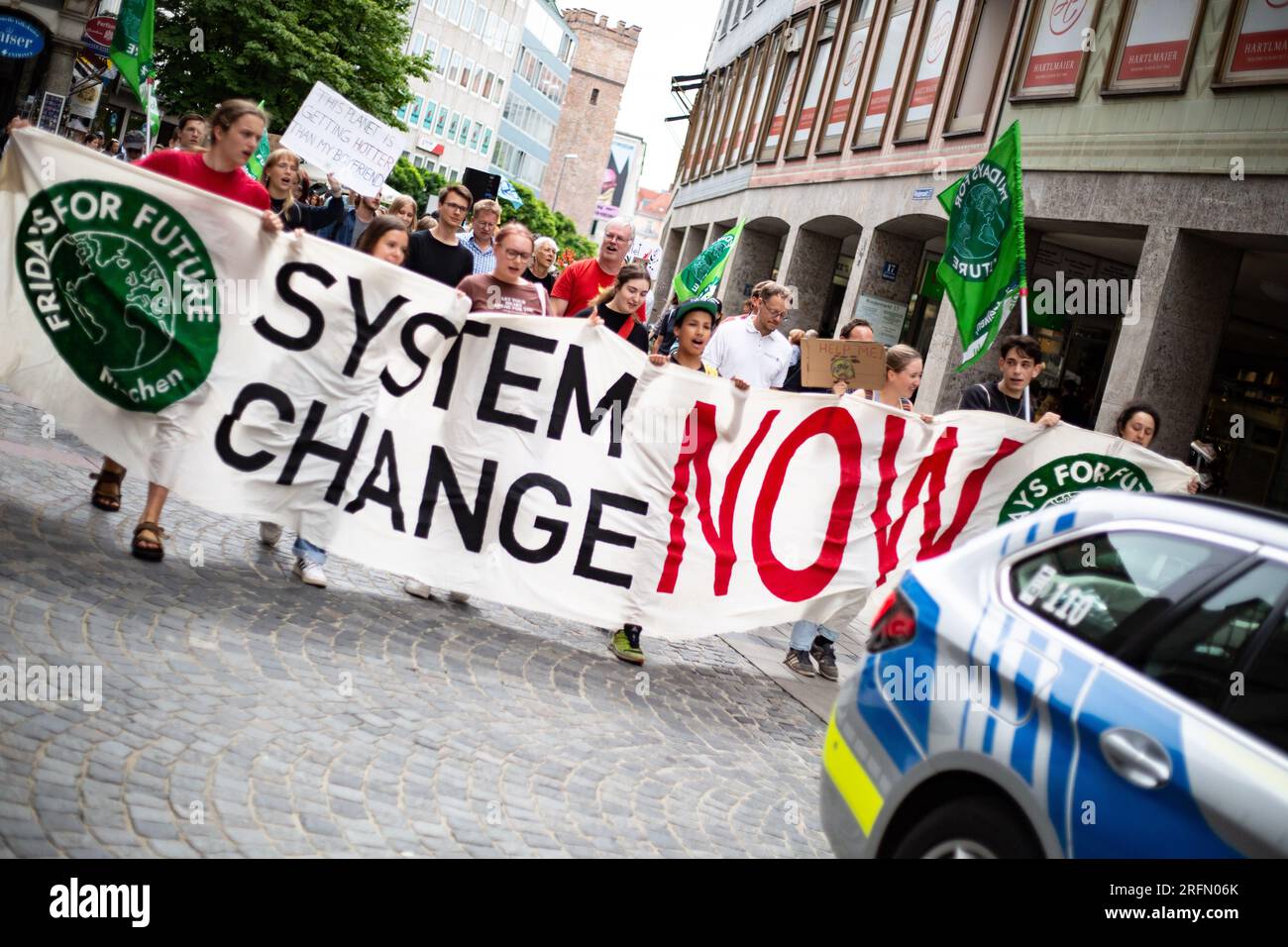 Il 4 agosto 2023, più di 80 partecipanti si sono riuniti a Monaco, in Germania, per manifestare per la giustizia climatica insieme al venerdì per il futuro. Lo scopo principale della manifestazione era quello di attirare l'attenzione sul problema dell'aumento del calore dovuto al cambiamento climatico. (Foto di Alexander Pohl/Sipa USA) credito: SIPA USA/Alamy Live News Foto Stock