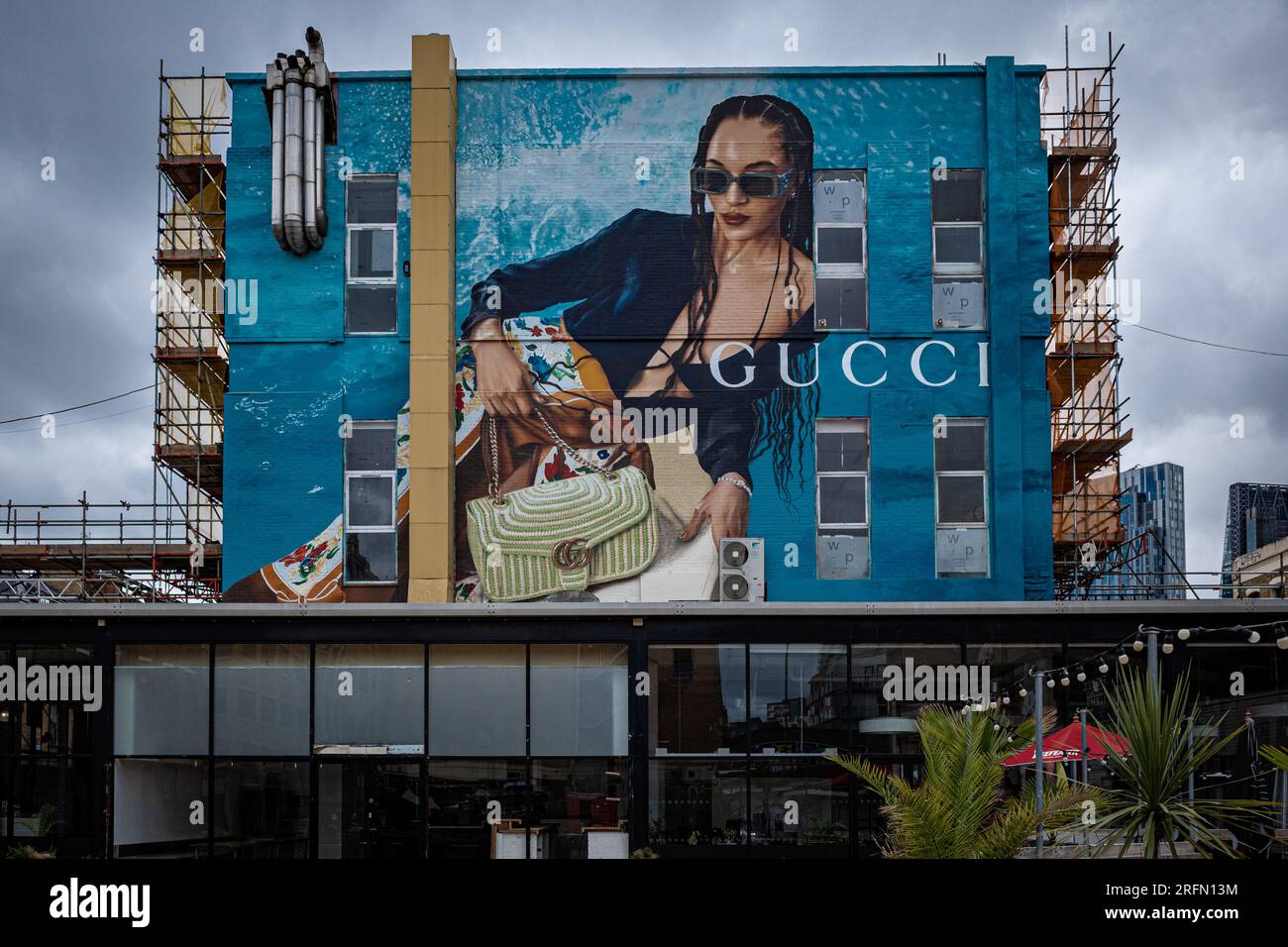 Gucci Mural Ely's Yard nell'Old Truman Brewery, nei pressi di Brick Lane East London. Gucci Mural Advert London. Campagna Gucci Summer 2023. Gucci Artwall. Foto Stock