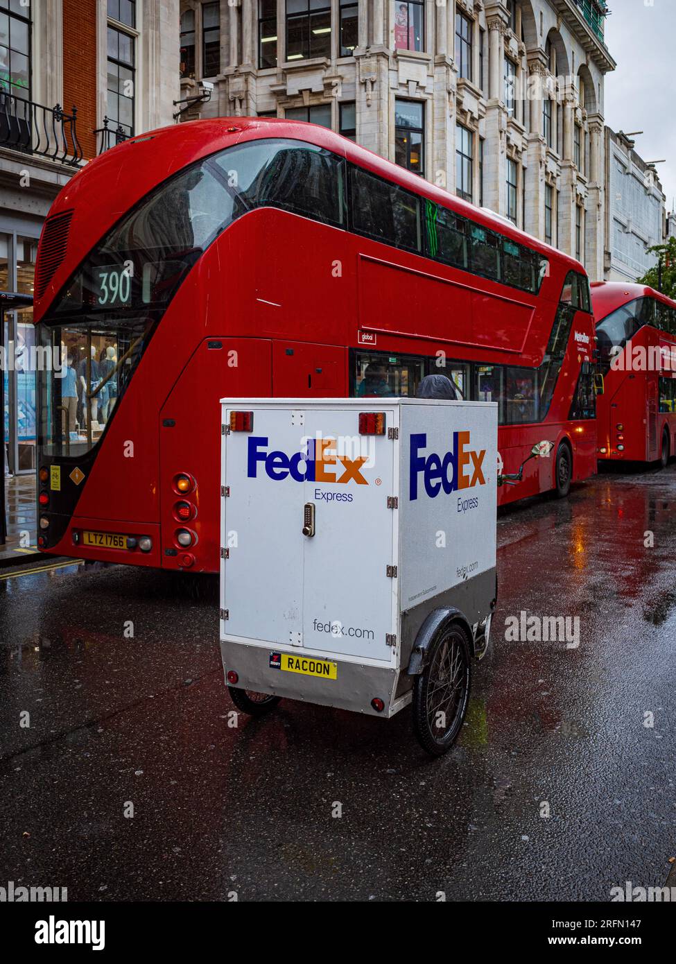 Bici FedEx e-Cargo di Londra. FedEx ha introdotto nel Regno Unito le biciclette elettriche da carico nel 2021 per la consegna dell'ultimo miglio. Erogazione a zero emissioni. Consegna FedEx Eco Foto Stock