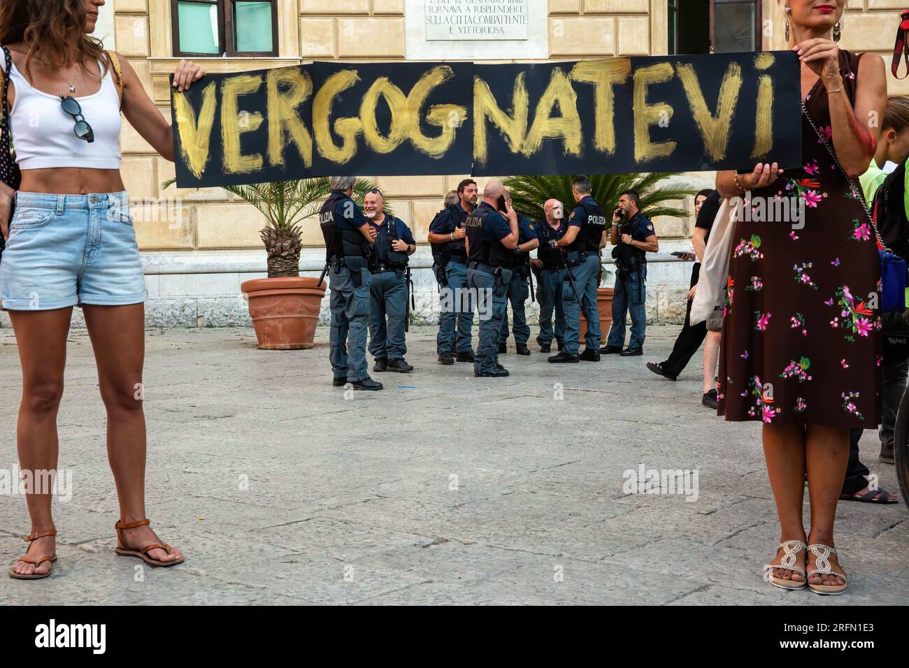 Palermo, Italia. 3 agosto 2023. Due manifestanti hanno lo slogan "vergogna su di te", riferendosi alle istituzioni durante la manifestazione. Marcia per le vittime che hanno perso la vita negli incendi che hanno devastato i sobborghi e le montagne di Palermo una settimana fa. Dopo un'assemblea di due giorni prima, i cittadini hanno organizzato una manifestazione nel centro della città per chiedere alle istituzioni di intraprendere azioni per prevenire gli incendi e soprattutto contro i responsabili delle catastrofi che si ripetono ogni anno con maggiore gravità. Una performance per aumentare la consapevolezza tra i partecipanti Foto Stock