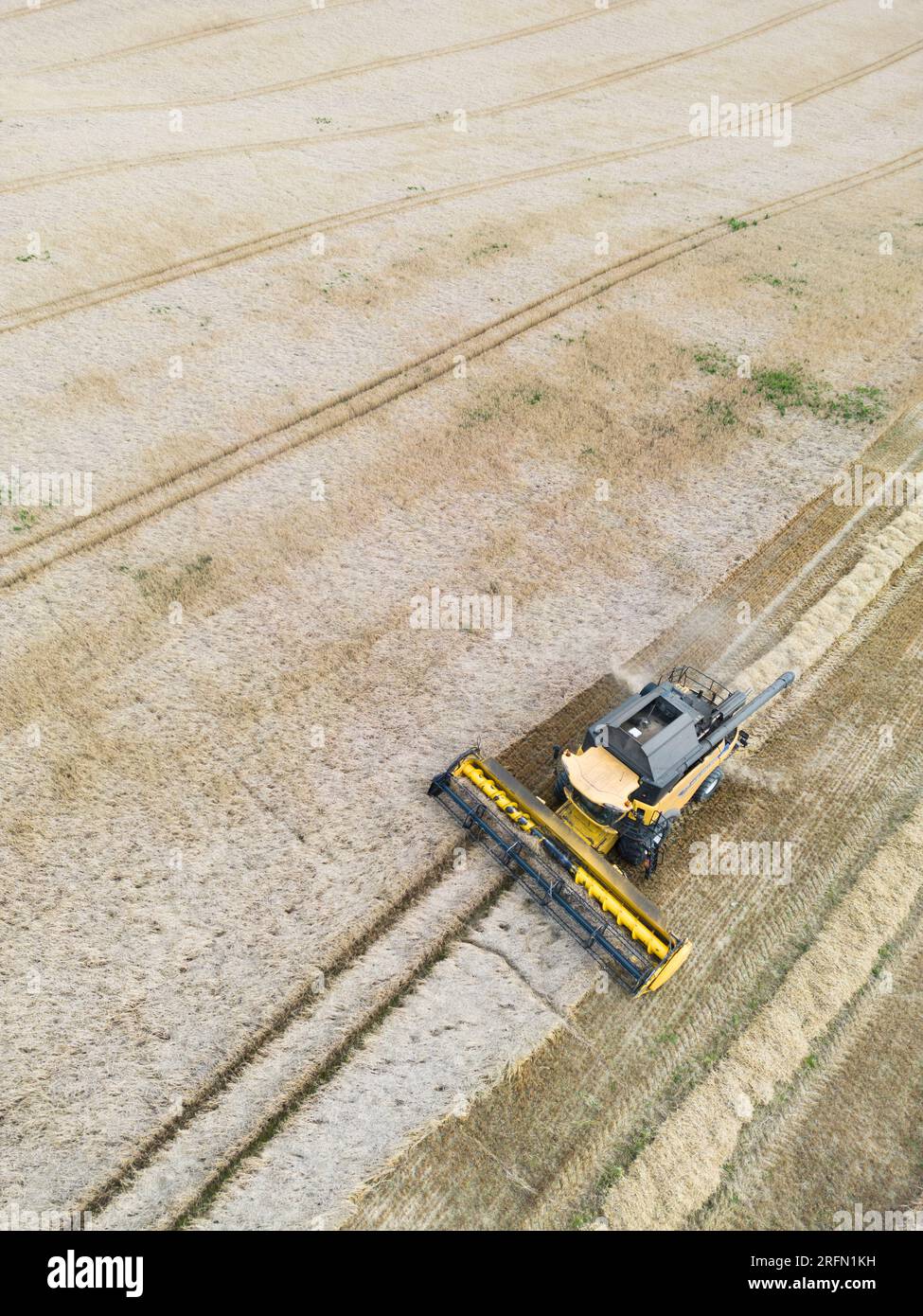 Fotografie aeree di una mietitrebbia e di trattori che raccolgono cereali e fieno in un'azienda agricola nel sud dello Shropshire. Foto Stock