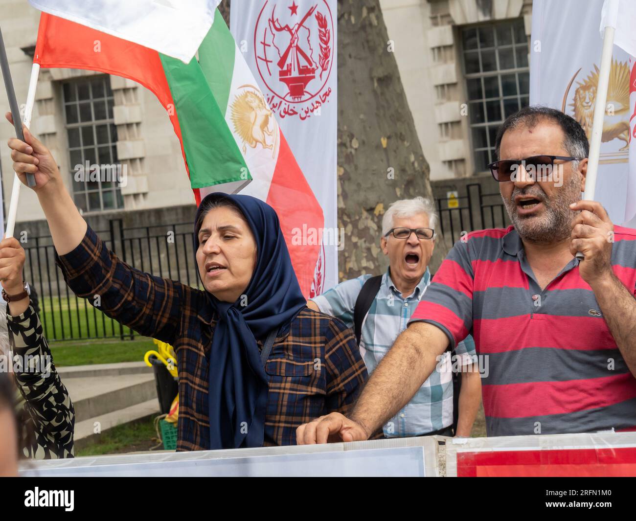 Londra, Regno Unito. 4 agosto 2023. L'Organizzazione Popolare Mojahedin dell'Iran protesta di fronte a Downing Street chiedendo la fine del regime islamico iraniano, il rilascio di prigionieri politici in Iran e il governo del Regno Unito per elencare il corpo della Guardia Rivoluzionaria Islamica come un gruppo terroristico e chiudere l'ambasciata iraniana. Peter Marshall/Alamy Live News Foto Stock