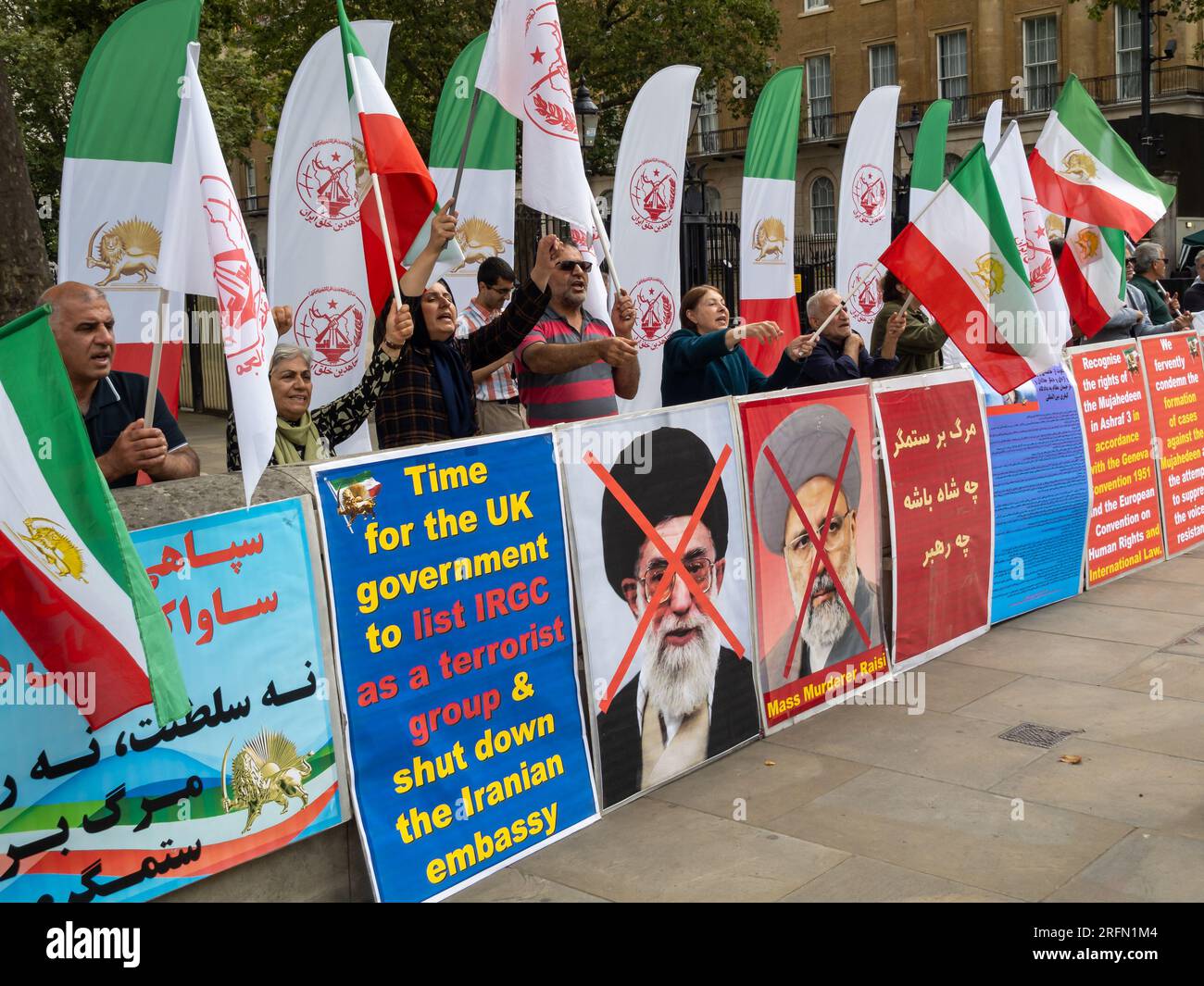Londra, Regno Unito. 4 agosto 2023. L'Organizzazione Popolare Mojahedin dell'Iran protesta di fronte a Downing Street chiedendo la fine del regime islamico iraniano, il rilascio di prigionieri politici in Iran e il governo del Regno Unito per elencare il corpo della Guardia Rivoluzionaria Islamica come un gruppo terroristico e chiudere l'ambasciata iraniana. Peter Marshall/Alamy Live News Foto Stock