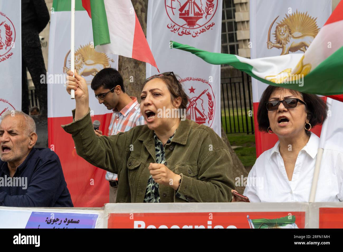 Londra, Regno Unito. 4 agosto 2023. L'Organizzazione Popolare Mojahedin dell'Iran protesta di fronte a Downing Street chiedendo la fine del regime islamico iraniano, il rilascio di prigionieri politici in Iran e il governo del Regno Unito per elencare il corpo della Guardia Rivoluzionaria Islamica come un gruppo terroristico e chiudere l'ambasciata iraniana. Peter Marshall/Alamy Live News Foto Stock