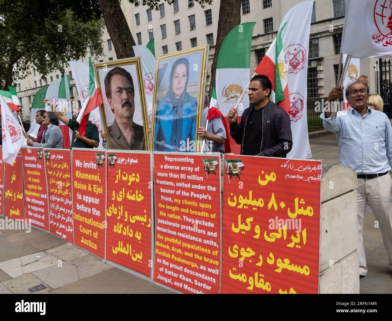 Londra, Regno Unito. 4 agosto 2023. L'Organizzazione Popolare Mojahedin dell'Iran protesta di fronte a Downing Street chiedendo la fine del regime islamico iraniano, il rilascio di prigionieri politici in Iran e il governo del Regno Unito per elencare il corpo della Guardia Rivoluzionaria Islamica come un gruppo terroristico e chiudere l'ambasciata iraniana. Peter Marshall/Alamy Live News Foto Stock