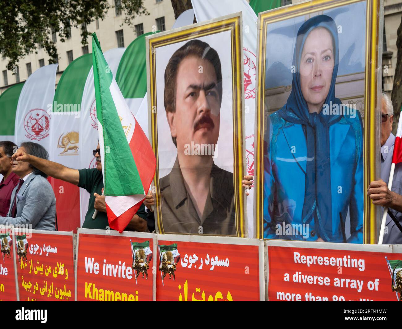 Londra, Regno Unito. 4 agosto 2023. L'Organizzazione Popolare Mojahedin dell'Iran protesta di fronte a Downing Street chiedendo la fine del regime islamico iraniano, il rilascio di prigionieri politici in Iran e il governo del Regno Unito per elencare il corpo della Guardia Rivoluzionaria Islamica come un gruppo terroristico e chiudere l'ambasciata iraniana. Peter Marshall/Alamy Live News Foto Stock