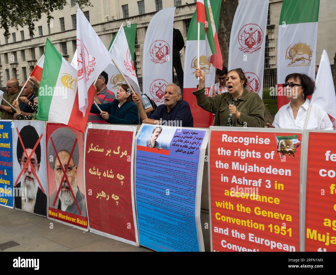 Londra, Regno Unito. 4 agosto 2023. L'Organizzazione Popolare Mojahedin dell'Iran protesta di fronte a Downing Street chiedendo la fine del regime islamico iraniano, il rilascio di prigionieri politici in Iran e il governo del Regno Unito per elencare il corpo della Guardia Rivoluzionaria Islamica come un gruppo terroristico e chiudere l'ambasciata iraniana. Peter Marshall/Alamy Live News Foto Stock