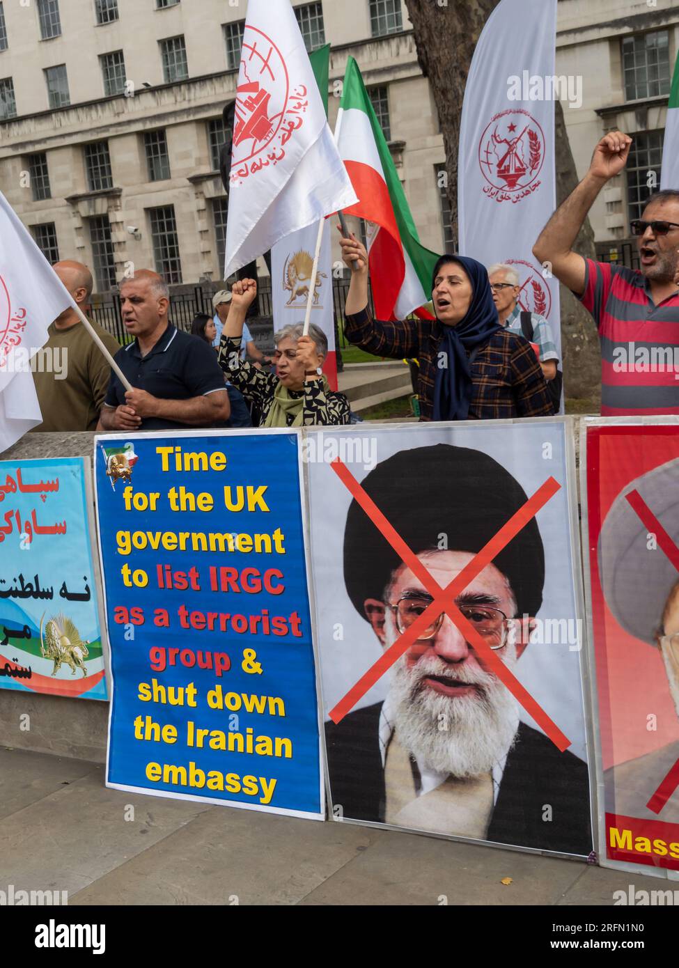 Londra, Regno Unito. 4 agosto 2023. L'Organizzazione Popolare Mojahedin dell'Iran protesta di fronte a Downing Street chiedendo la fine del regime islamico iraniano, il rilascio di prigionieri politici in Iran e il governo del Regno Unito per elencare il corpo della Guardia Rivoluzionaria Islamica come un gruppo terroristico e chiudere l'ambasciata iraniana. Peter Marshall/Alamy Live News Foto Stock
