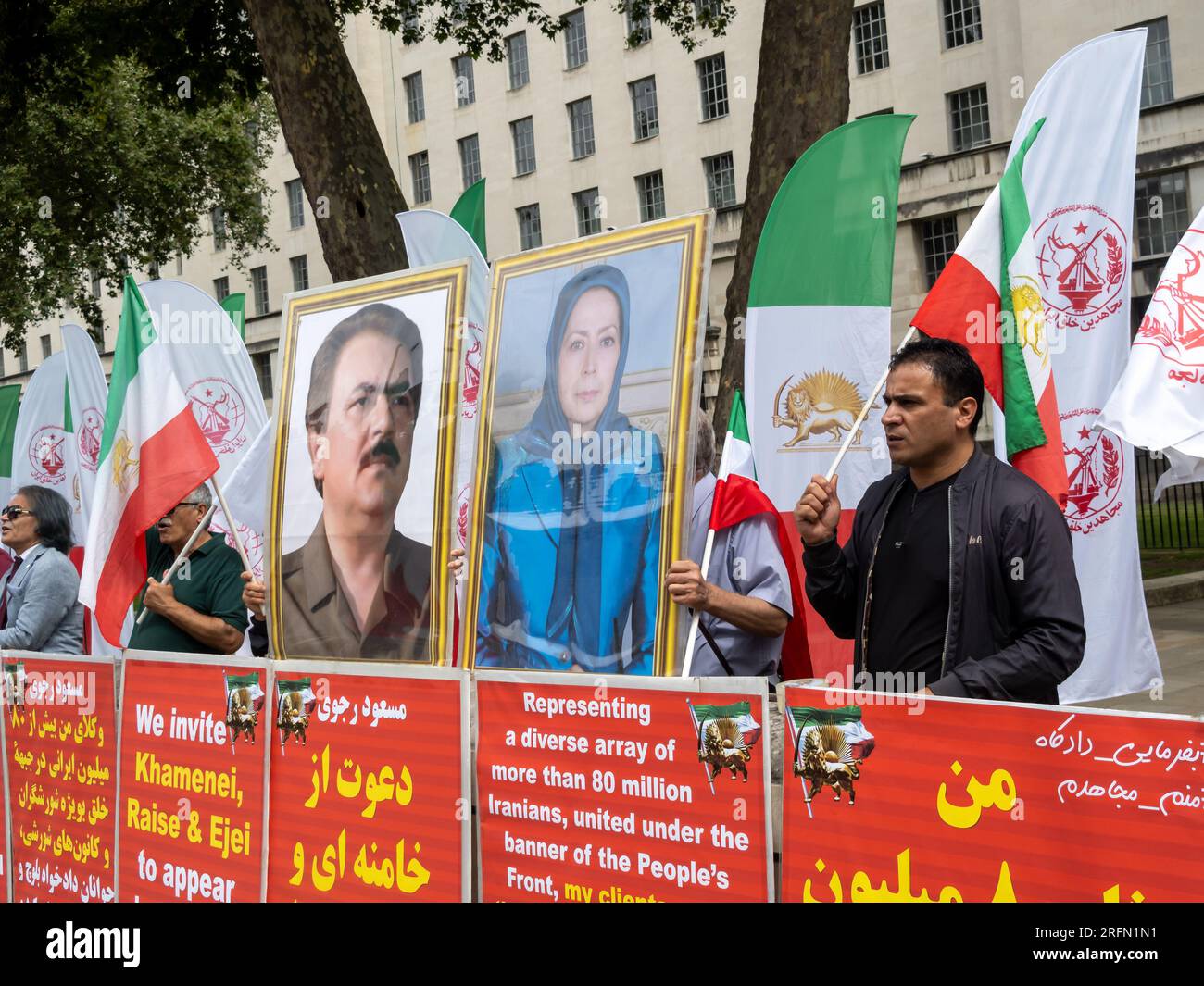 Londra, Regno Unito. 4 agosto 2023. L'Organizzazione Popolare Mojahedin dell'Iran protesta di fronte a Downing Street chiedendo la fine del regime islamico iraniano, il rilascio di prigionieri politici in Iran e il governo del Regno Unito per elencare il corpo della Guardia Rivoluzionaria Islamica come un gruppo terroristico e chiudere l'ambasciata iraniana. Peter Marshall/Alamy Live News Foto Stock