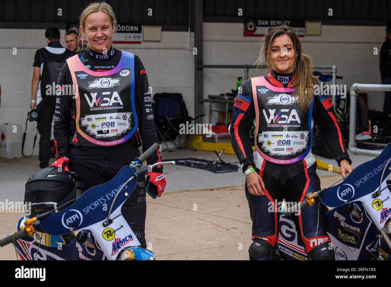 Jane Daniels (a sinistra) e Julie Harding durante la FIM Women's Speedway Academy presso il National Speedway Stadium di Manchester venerdì 4 agosto 2023. (Foto: Ian Charles | mi News) crediti: MI News & Sport /Alamy Live News Foto Stock