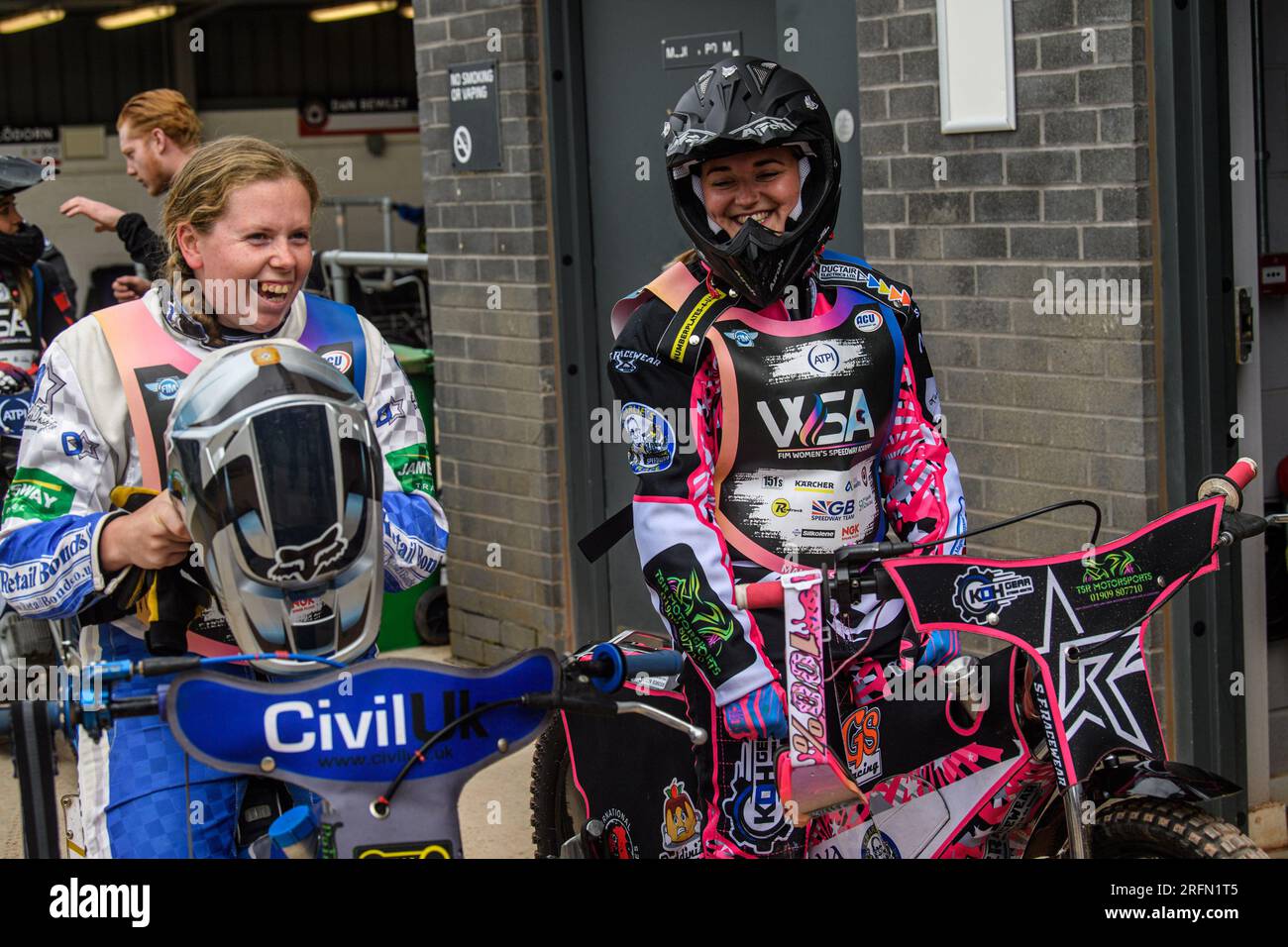 Wendy McAllan (sinistra) e Rachel Hellowell condividono una battuta durante la FIM Women's Speedway Academy al National Speedway Stadium di Manchester venerdì 4 agosto 2023. (Foto: Ian Charles | mi News) crediti: MI News & Sport /Alamy Live News Foto Stock