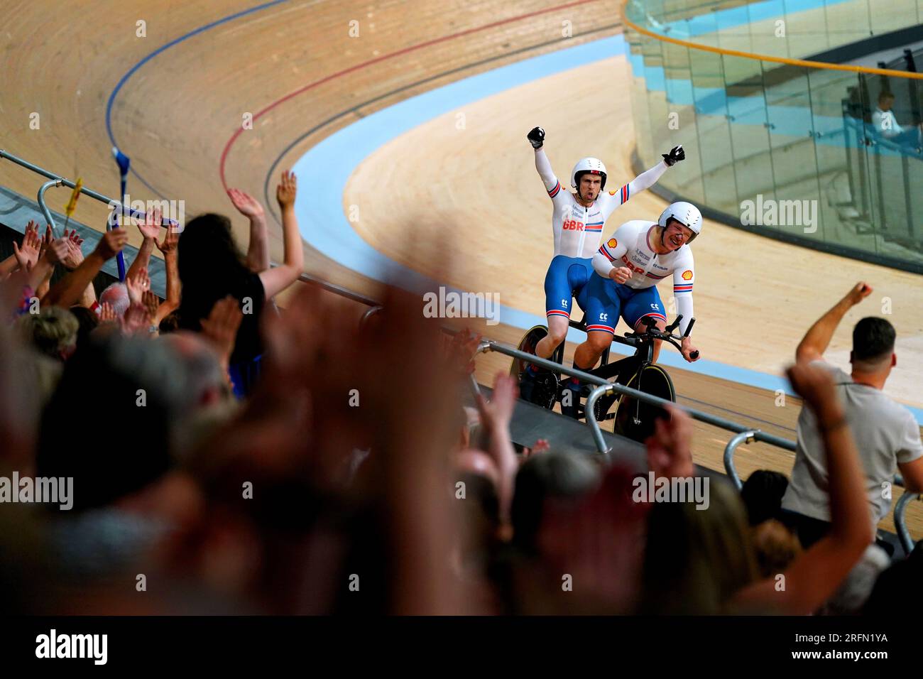 Il britannico Neil Fachie e il pilota Matt Rotherham celebrano la vittoria dell'oro nella finale maschile B 1km Time Trial durante il secondo giorno dei Campionati del mondo di ciclismo UCI 2023 al Sir Chris Hoy Velodrome di Glasgow. Data immagine: Venerdì 4 agosto 2023. Foto Stock