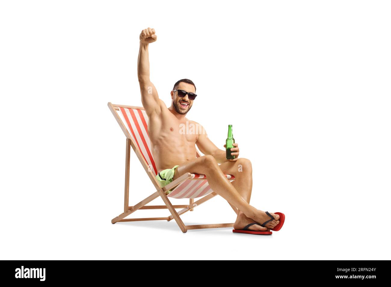 Uomo su una sdraio che tiene una bottiglia di birra e la felicità dei gesti isolato su sfondo bianco Foto Stock