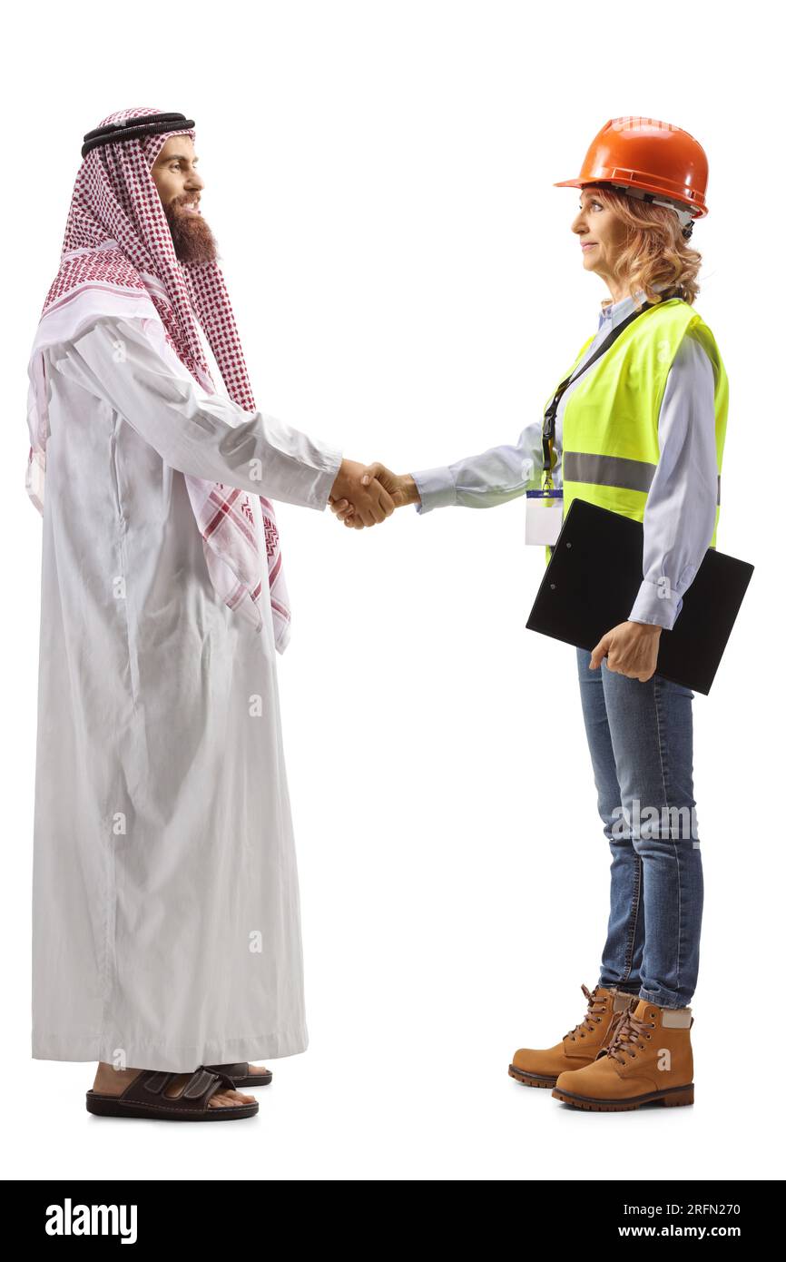 Foto a lunghezza intera di un uomo arabo saudita che stringe la mano con un'ingegnere donna isolata su sfondo bianco Foto Stock