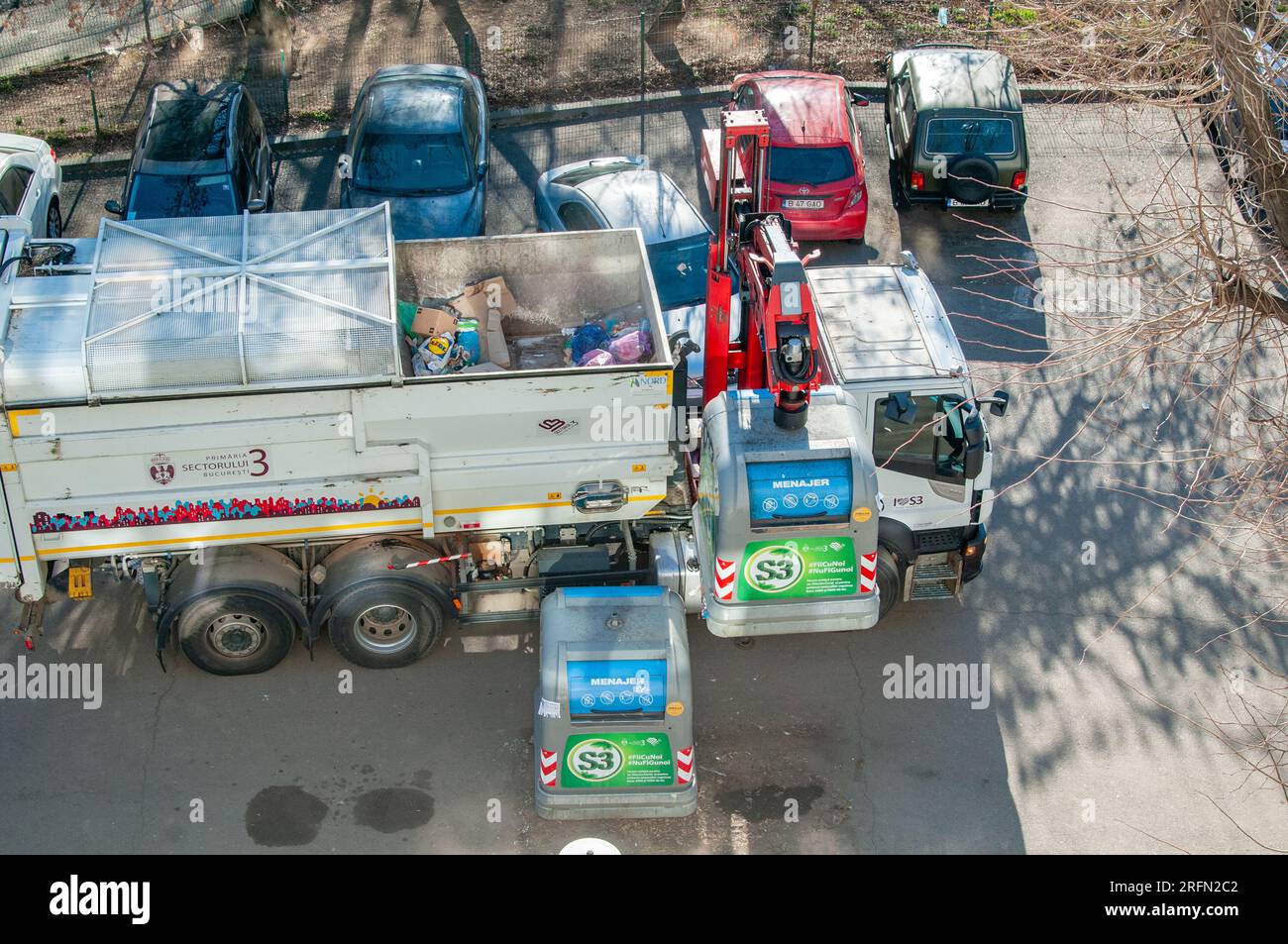 20 marzo 2023 Bucarest Romania- la macchina automatica per la raccolta dei rifiuti attraversa il quartiere e raccoglie i rifiuti selezionati dalle persone che mi hanno messo Foto Stock