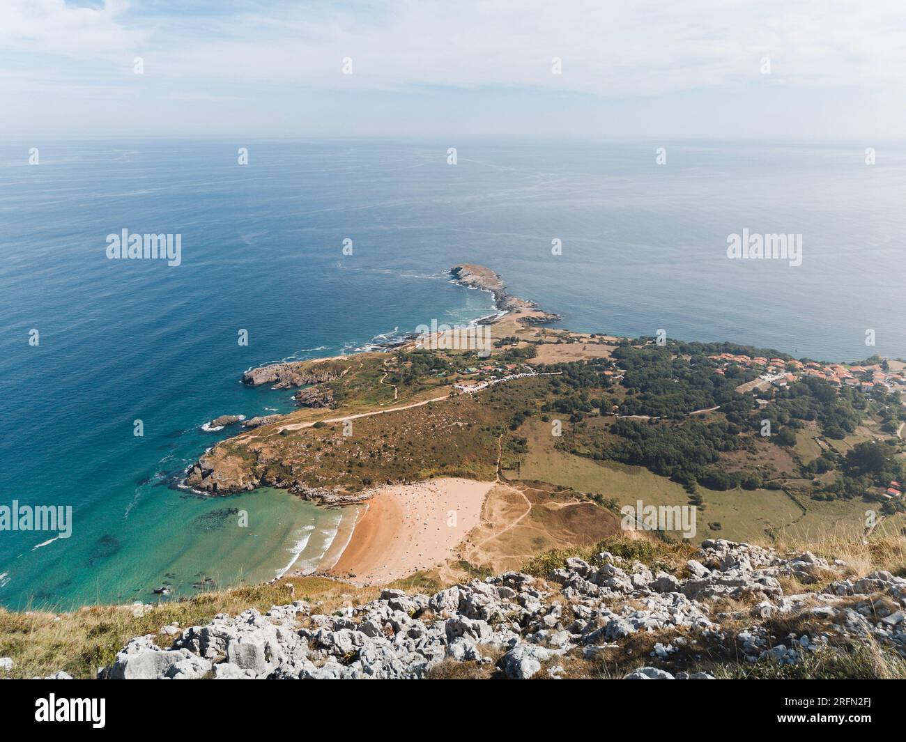 Ampio paesaggio dalla cima della Candina in Cantabria verso la spiaggia di Sonabia e il mare Cantabrico vicino a Oriñon. Una soleggiata giornata estiva. Foto Stock
