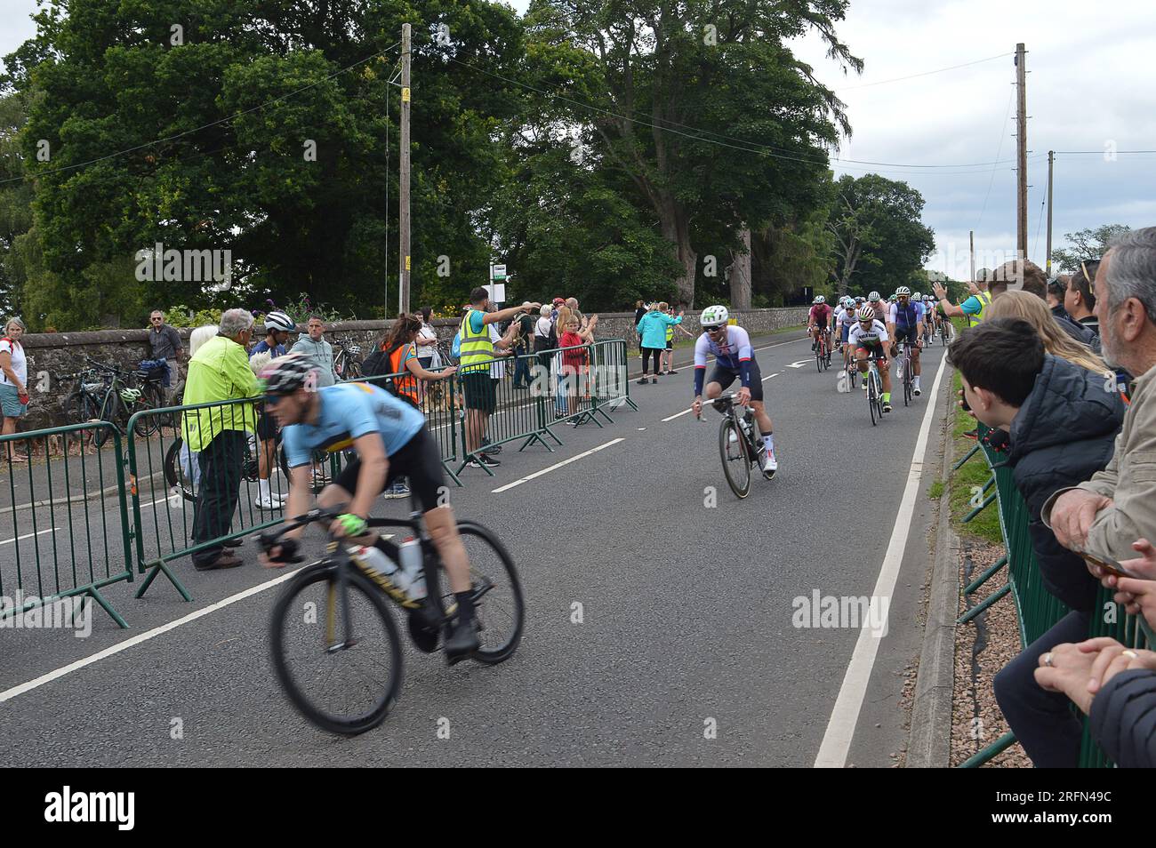 PERTH, SCOZIA - 4 AGOSTO 2023: I piloti entrano nei terreni dello Scone Palace per la fine della gara ciclistica Gran Fondo di 160 km ai Campionati del mondo UCI 2023 a Glasgow, Scozia Foto Stock