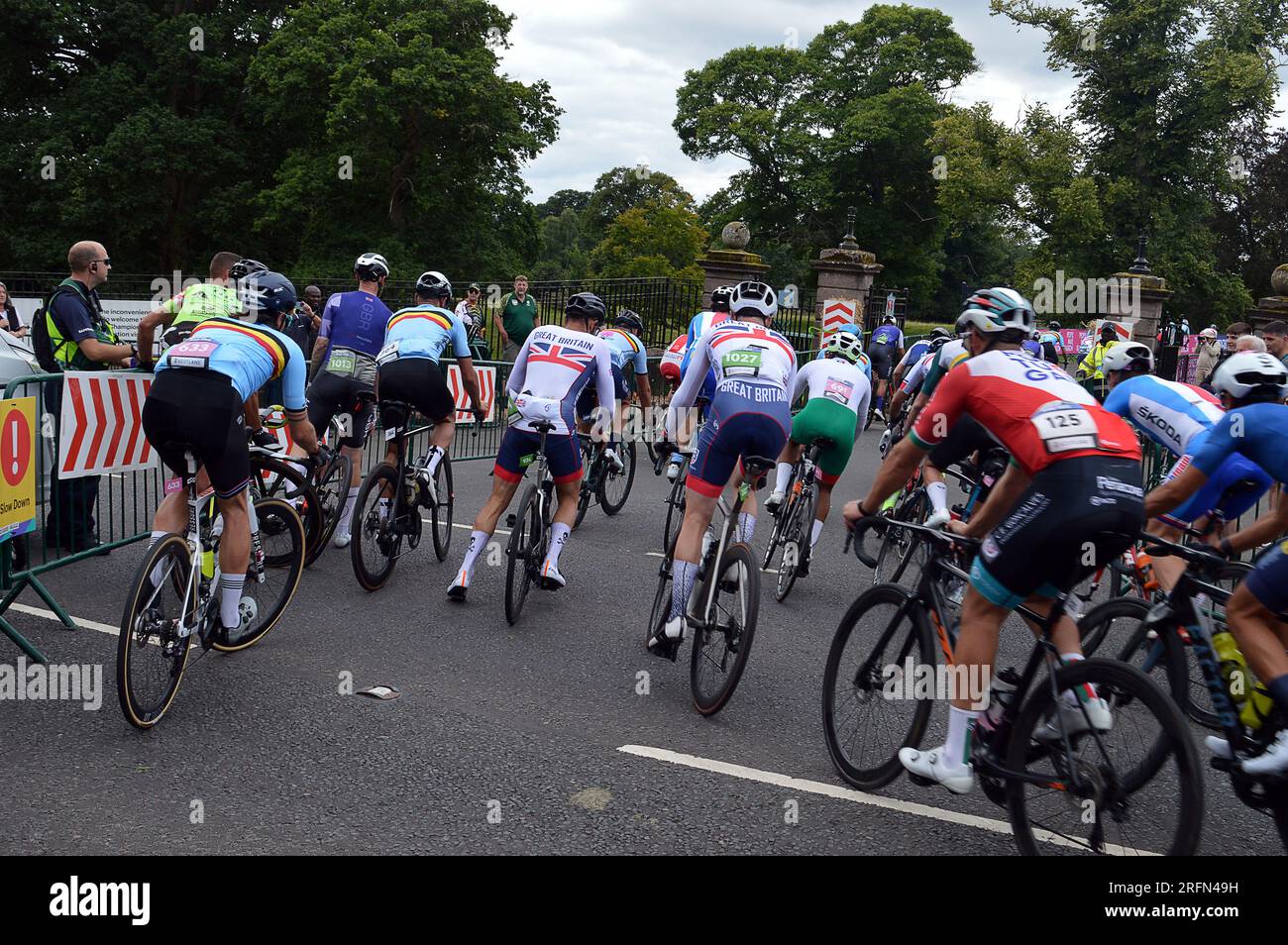 PERTH, SCOZIA - 4 AGOSTO 2023: I piloti entrano nei terreni dello Scone Palace per la fine della gara ciclistica Gran Fondo di 160 km ai Campionati del mondo UCI 2023 a Glasgow, Scozia Foto Stock