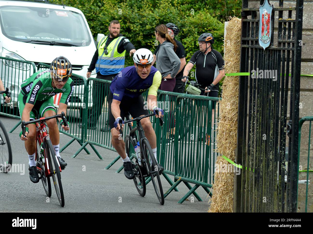 PERTH, SCOZIA - 4 AGOSTO 2023: I piloti entrano nei terreni dello Scone Palace per la fine della gara ciclistica Gran Fondo di 160 km ai Campionati del mondo UCI 2023 a Glasgow, Scozia Foto Stock