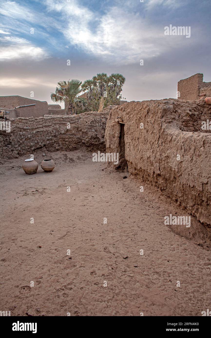 Case fatte di mattoni di fango nel deserto di sahra , regione di Tombouctou, Mali , Africa Occidentale. Foto Stock