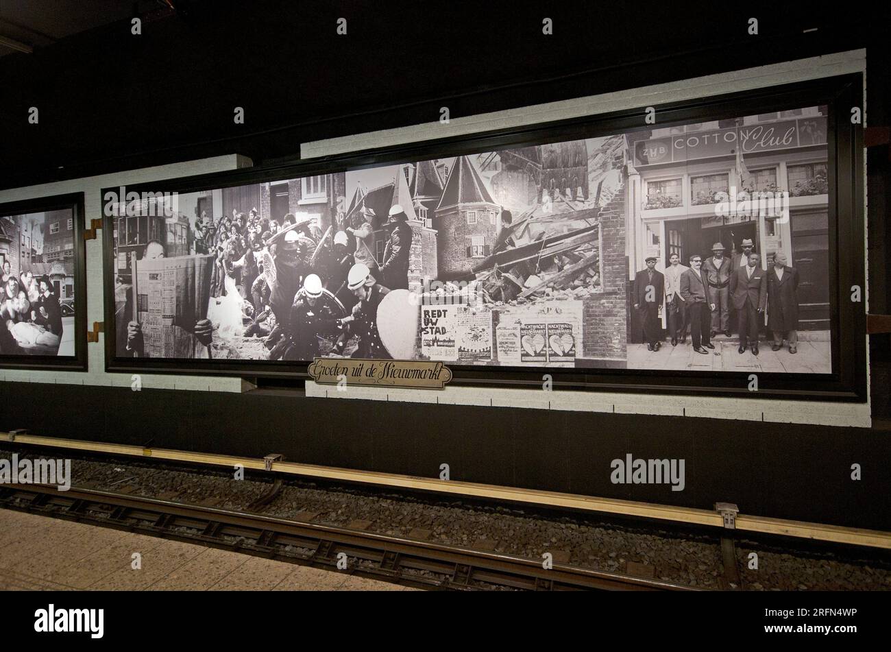 Vecchie foto in bianco e nero alla stazione della metropolitana Nieuwmarkt, Amsterdam, Paesi Bassi Foto Stock