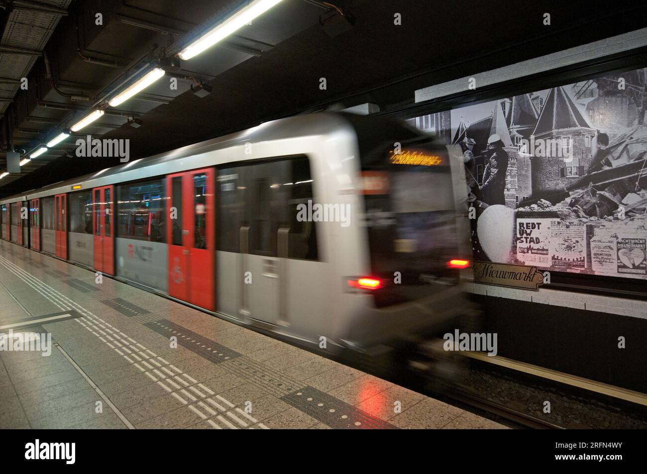 Il treno si sposta alla stazione della metropolitana Nieuwmarkt, Amsterdam, Paesi Bassi Foto Stock