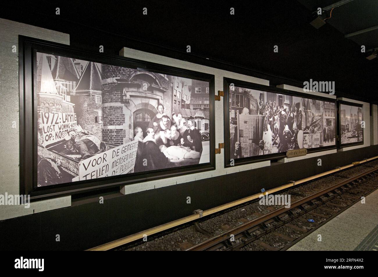 Vecchie foto in bianco e nero alla stazione della metropolitana Nieuwmarkt, Amsterdam, Paesi Bassi Foto Stock