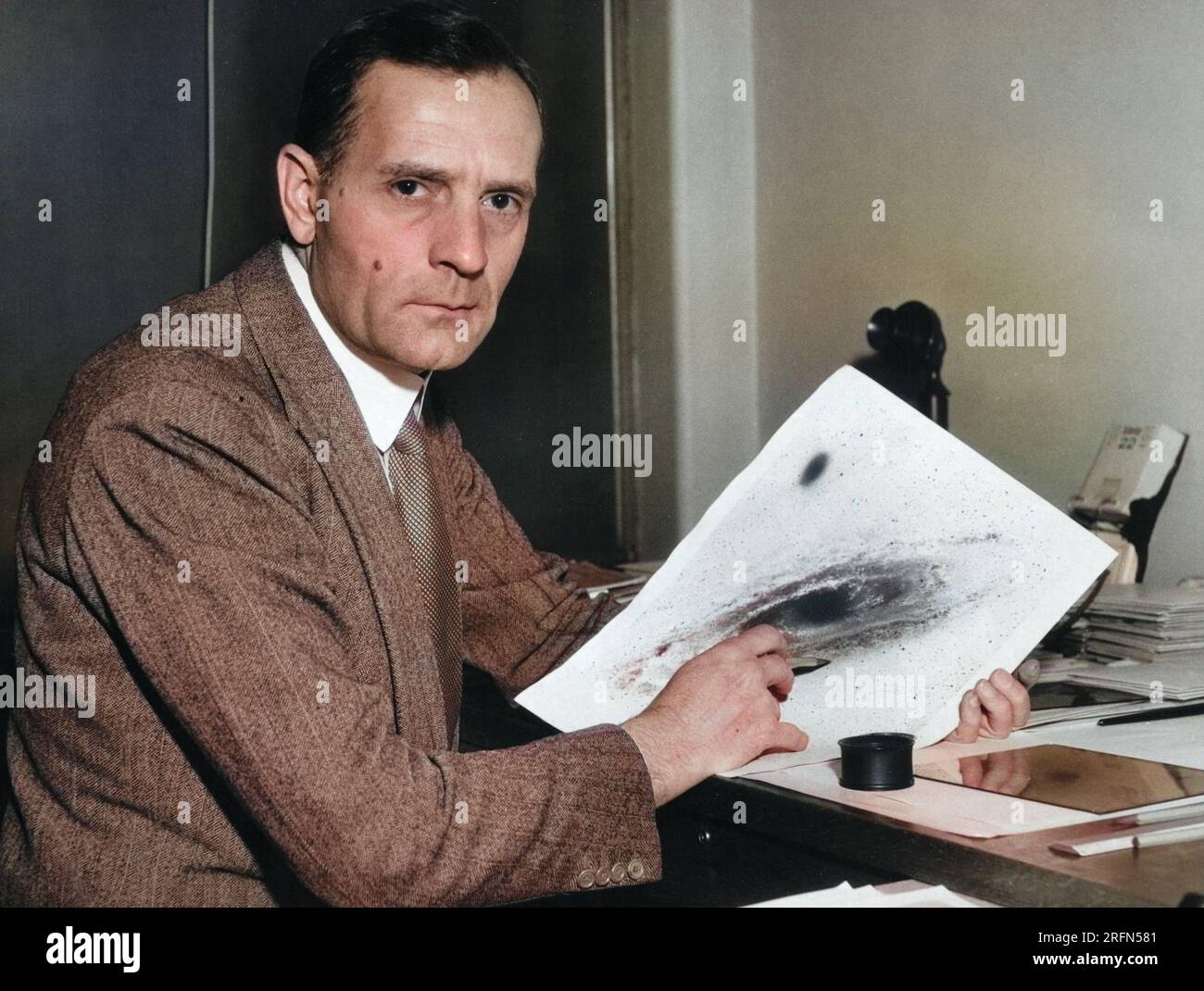 Edwin Hubble con un'immagine di una galassia, circa 1940. Hubble (1889-1953) è stato un astronomo statunitense pioniere nei campi dell'astronomia extragalattica e della cosmologia osservazionale. Foto Stock