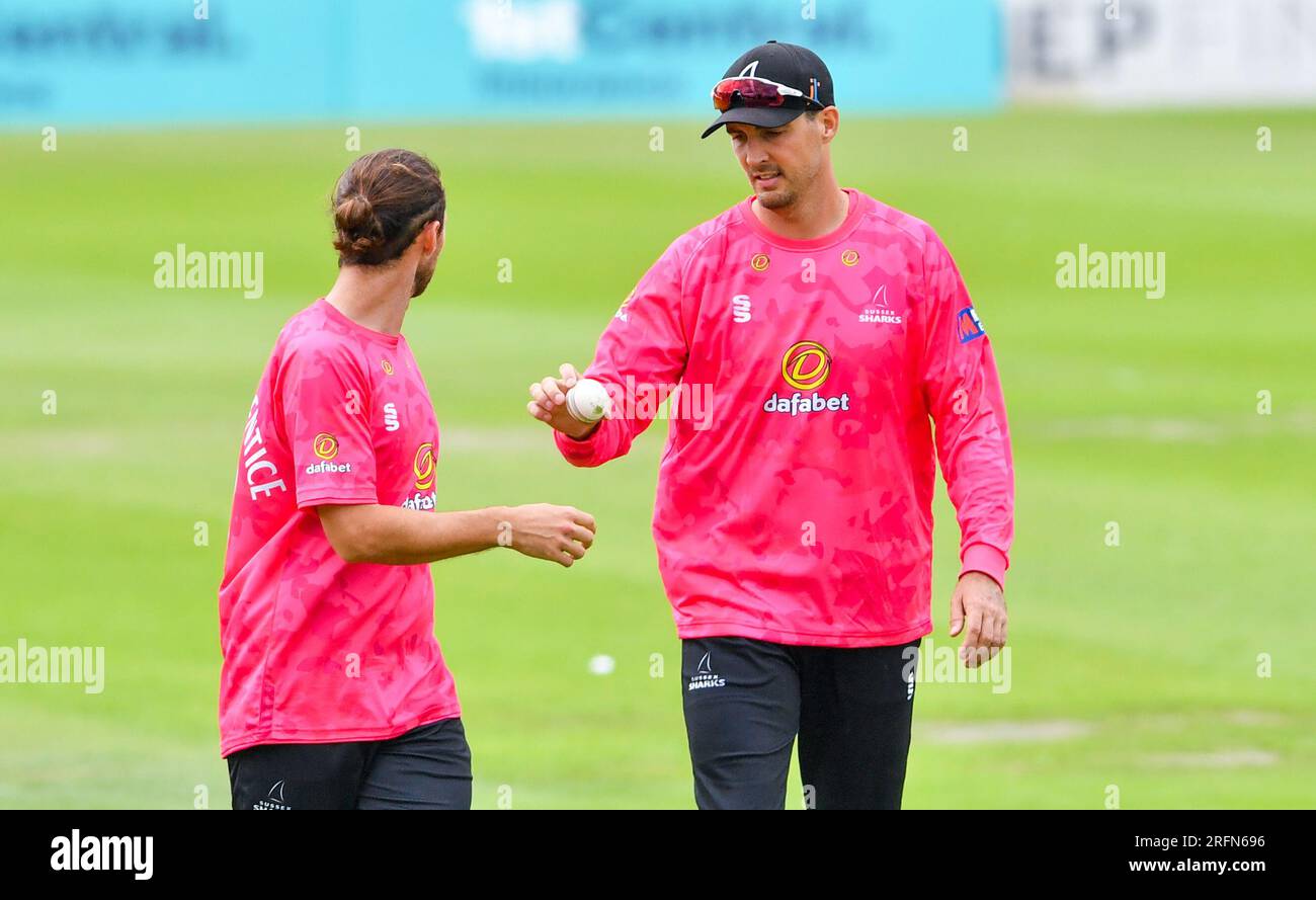 Hove UK 4 agosto 2023 - Steven Finn dei Sussex Sharks sulla destra contro Durham durante la partita di cricket Metro Bank One Day Cup al 1st Central County Ground di Hove : Credit Simon Dack /TPI/ Alamy Live News Foto Stock